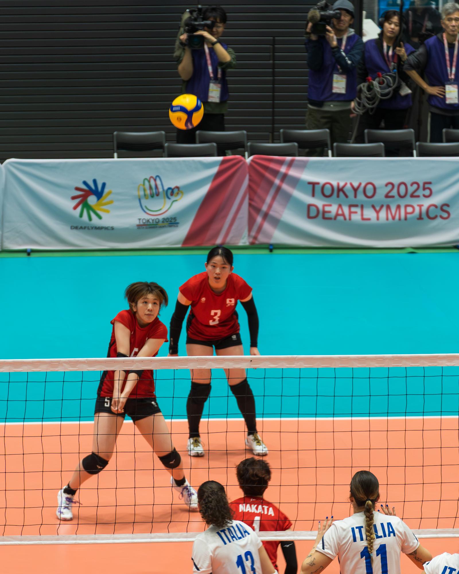 レシーブをする尾塚選手の写真