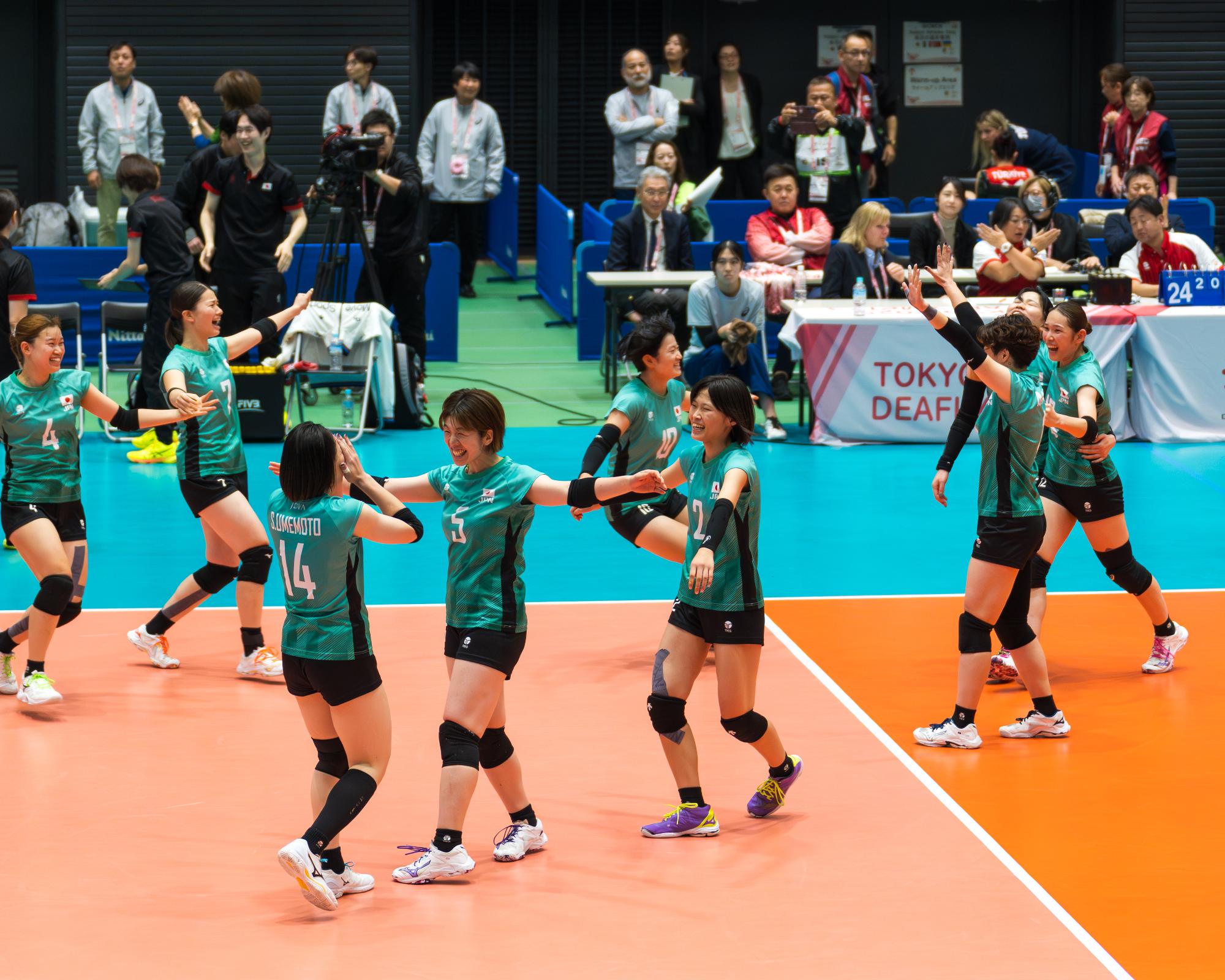 優勝が決まった瞬間、喜び分かち合う選手らの写真