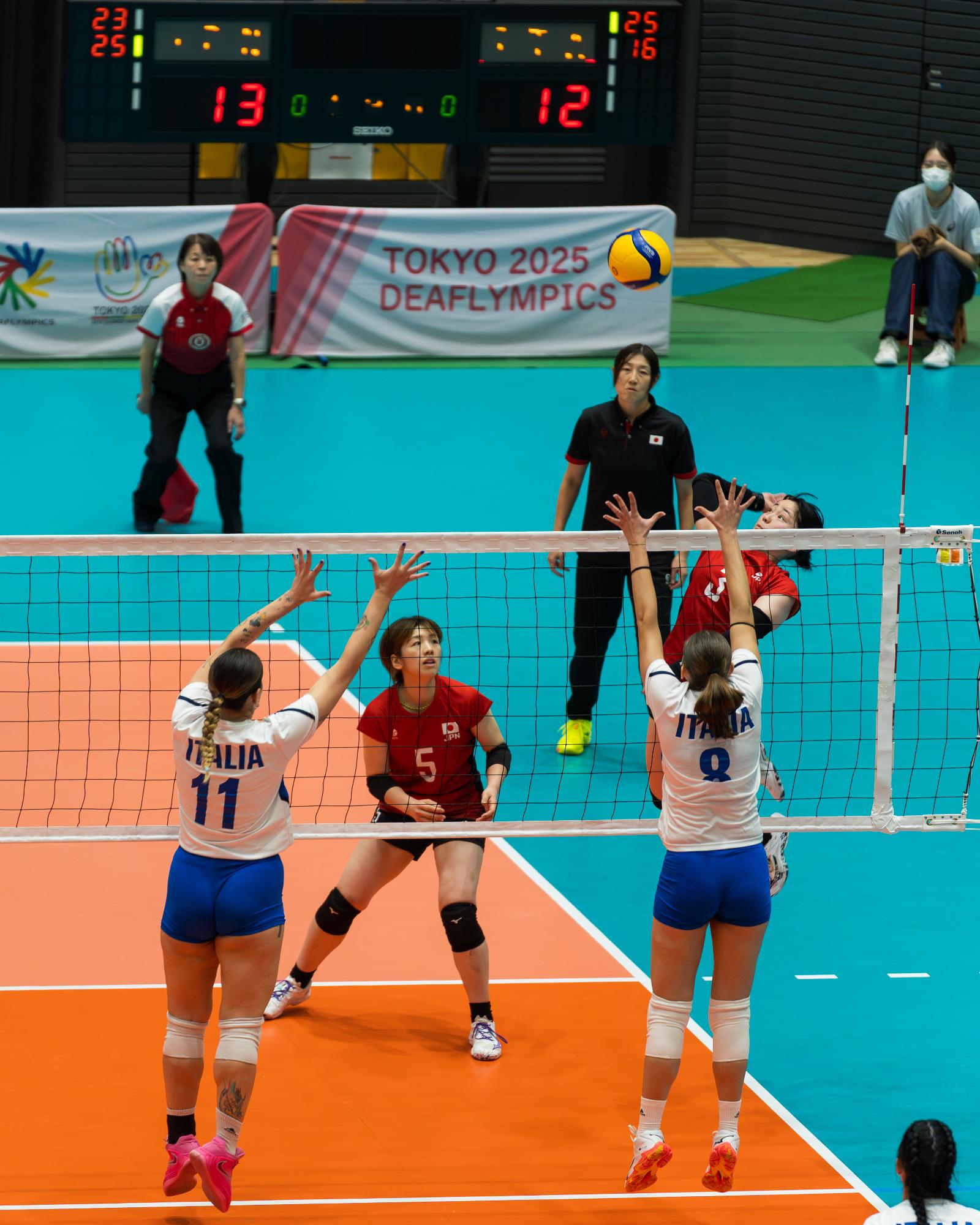 ブロックカバーに入る尾塚選手の写真