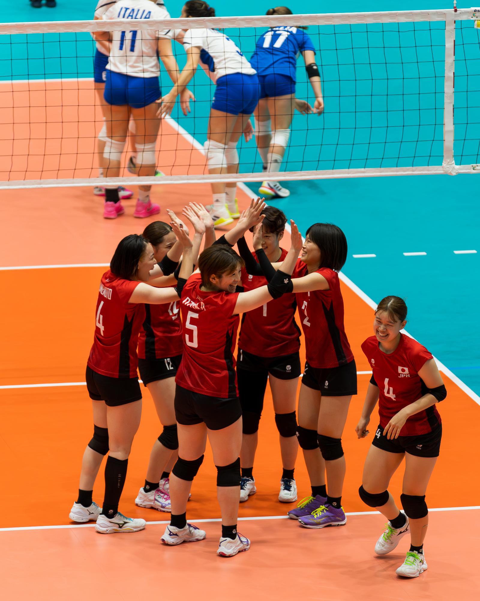 得点を決め、円になってハイタッチをする選手らの写真