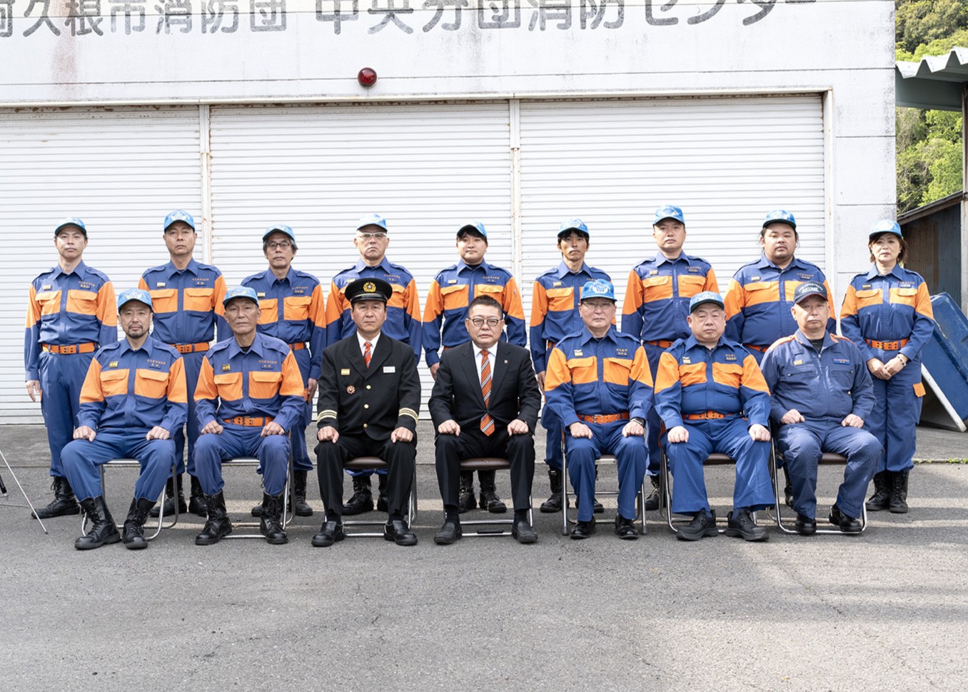 西平市長と松崎副市長、総務課長、消防団長、副団長と各分団長の集合写真