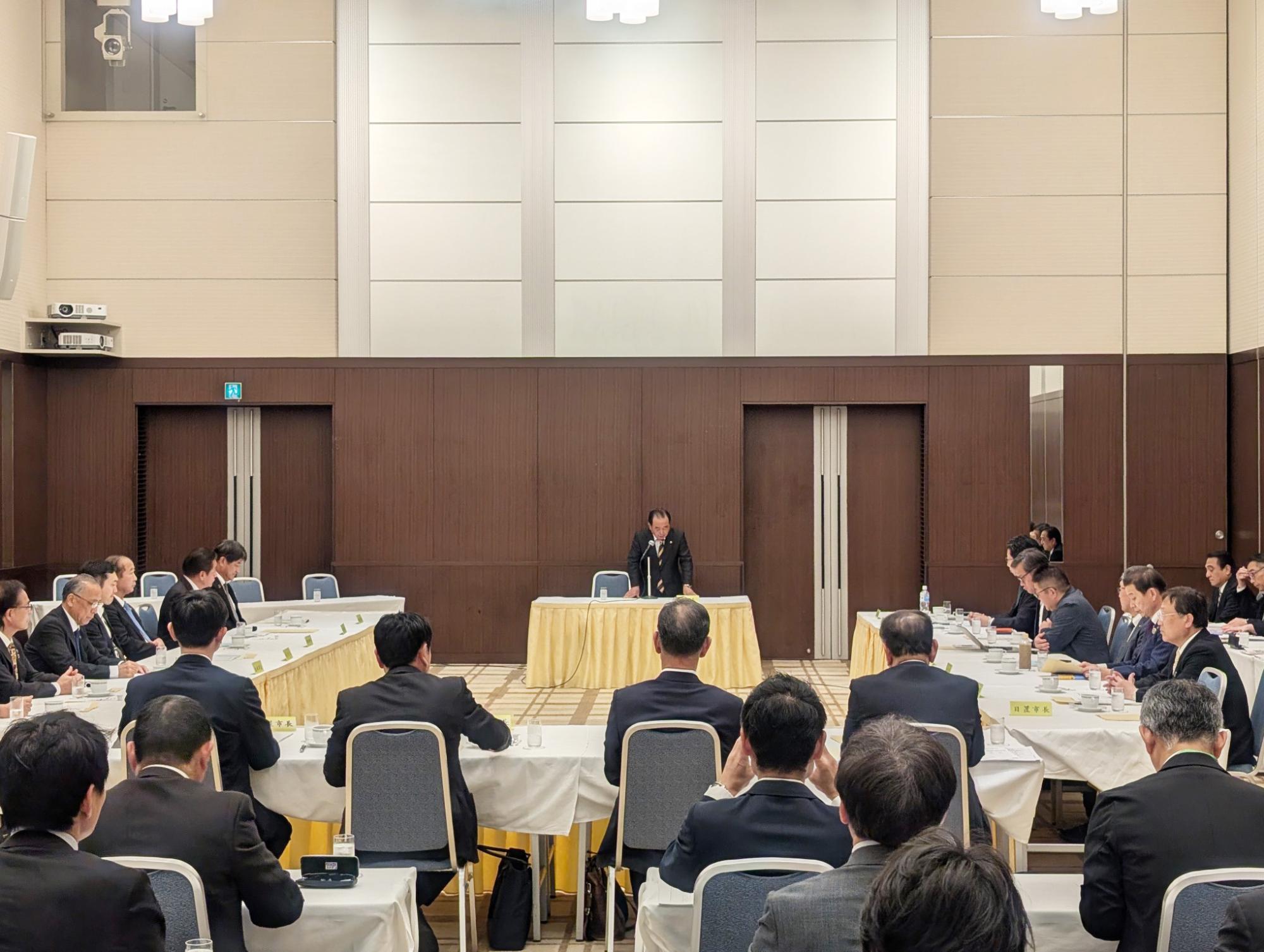 第1回県市長会定例会で各市長らと意見交換をする西平市長の写真