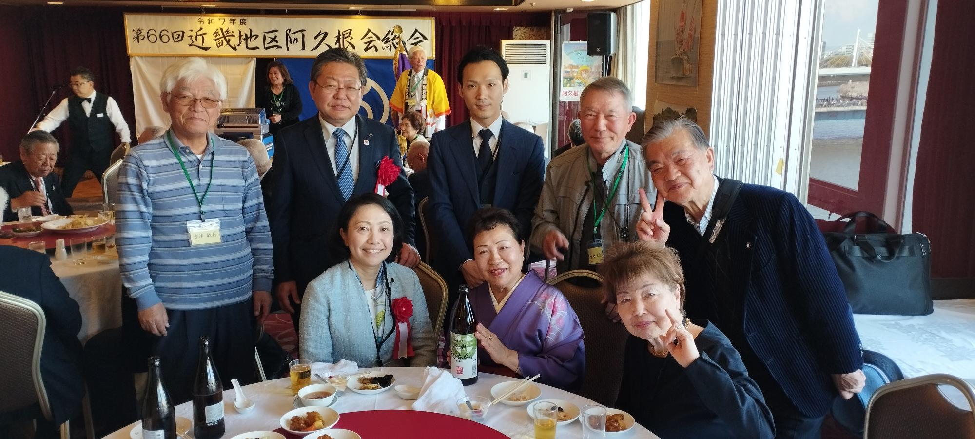 テーブルに集まった西平市長と近畿地区阿久根会の会員との記念写真
