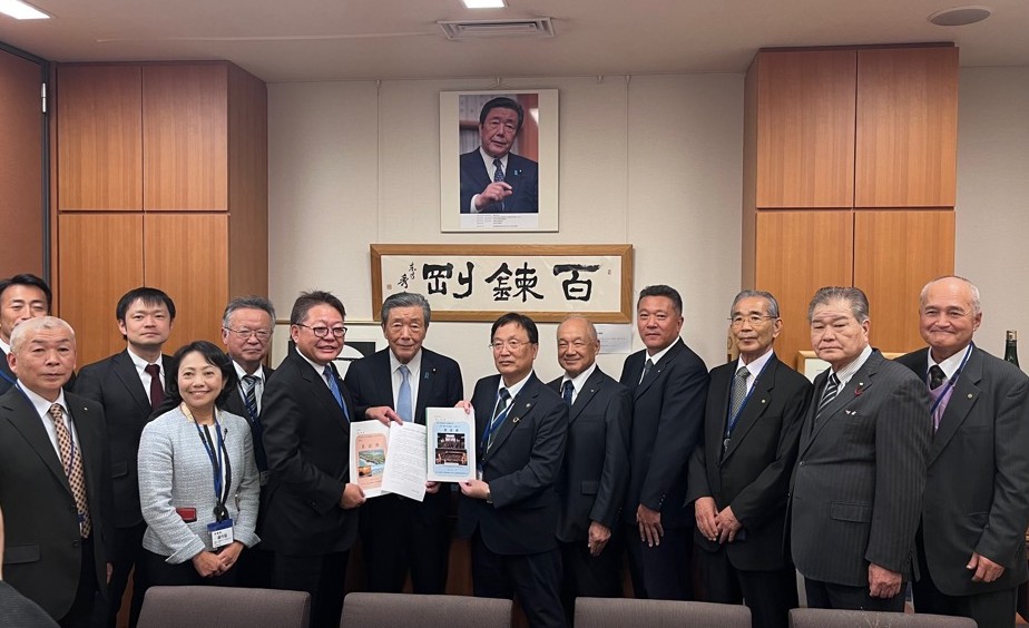 森山衆議院議員と西平市長ら