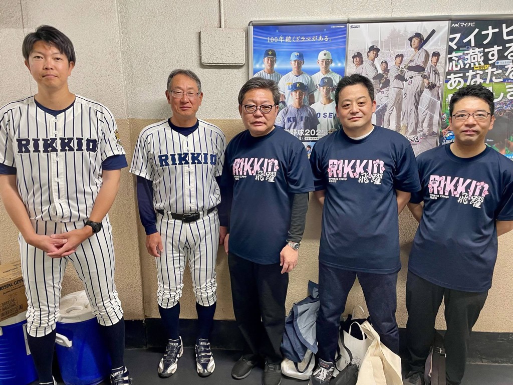 立教大学の激励で立教大学の監督・選手と記念撮影をする西平市長