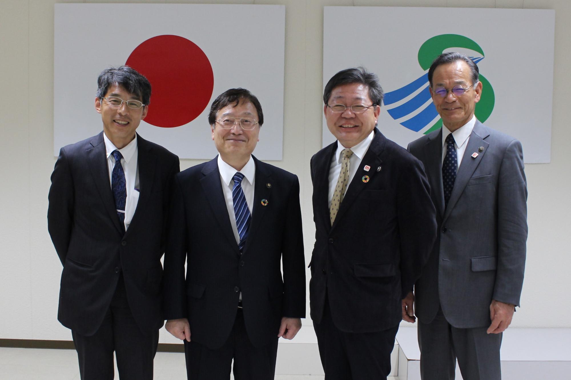 写真右から中屋いちき串木野市長、西平市長、田中薩摩川内市長、戸崎出水市商工観光部長の集合写真