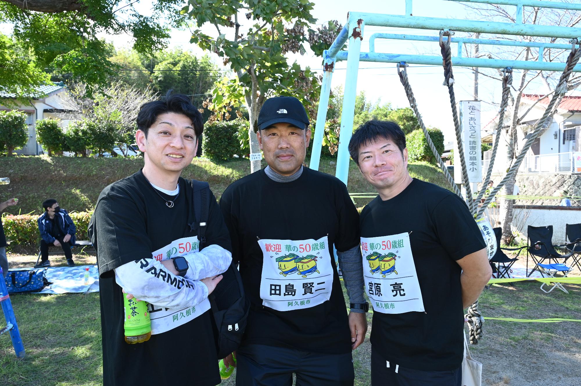 ポーズをとる男性3人組の写真