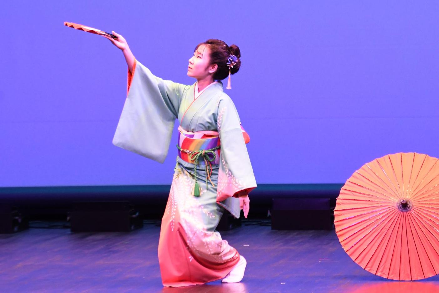 日本舞踊を披露する女性