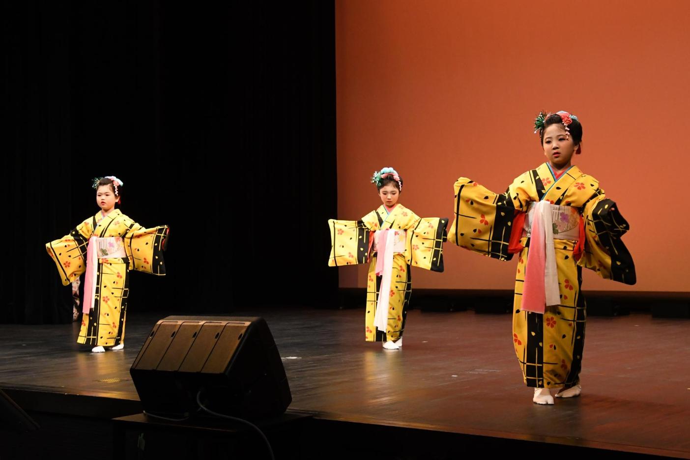 日本舞踊を披露する子どもたち