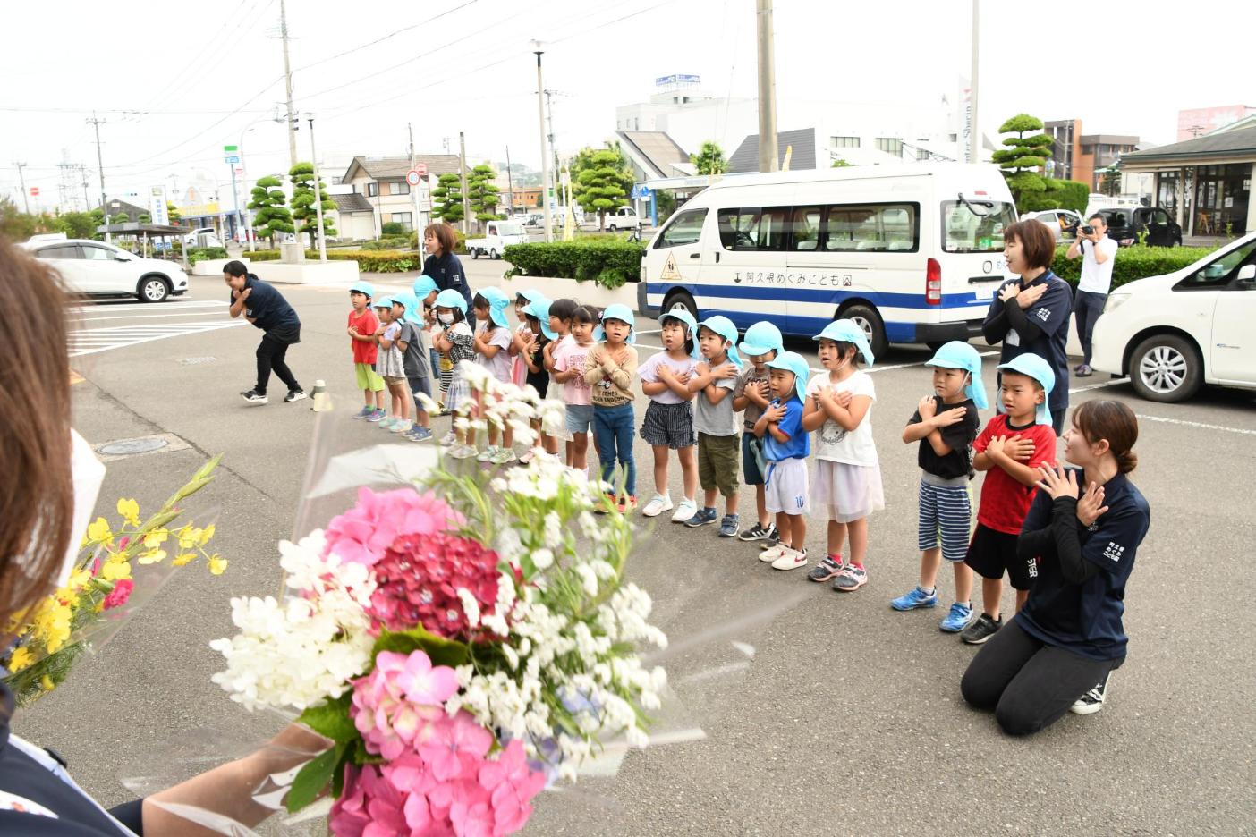 歌をプレゼントする子どもたち