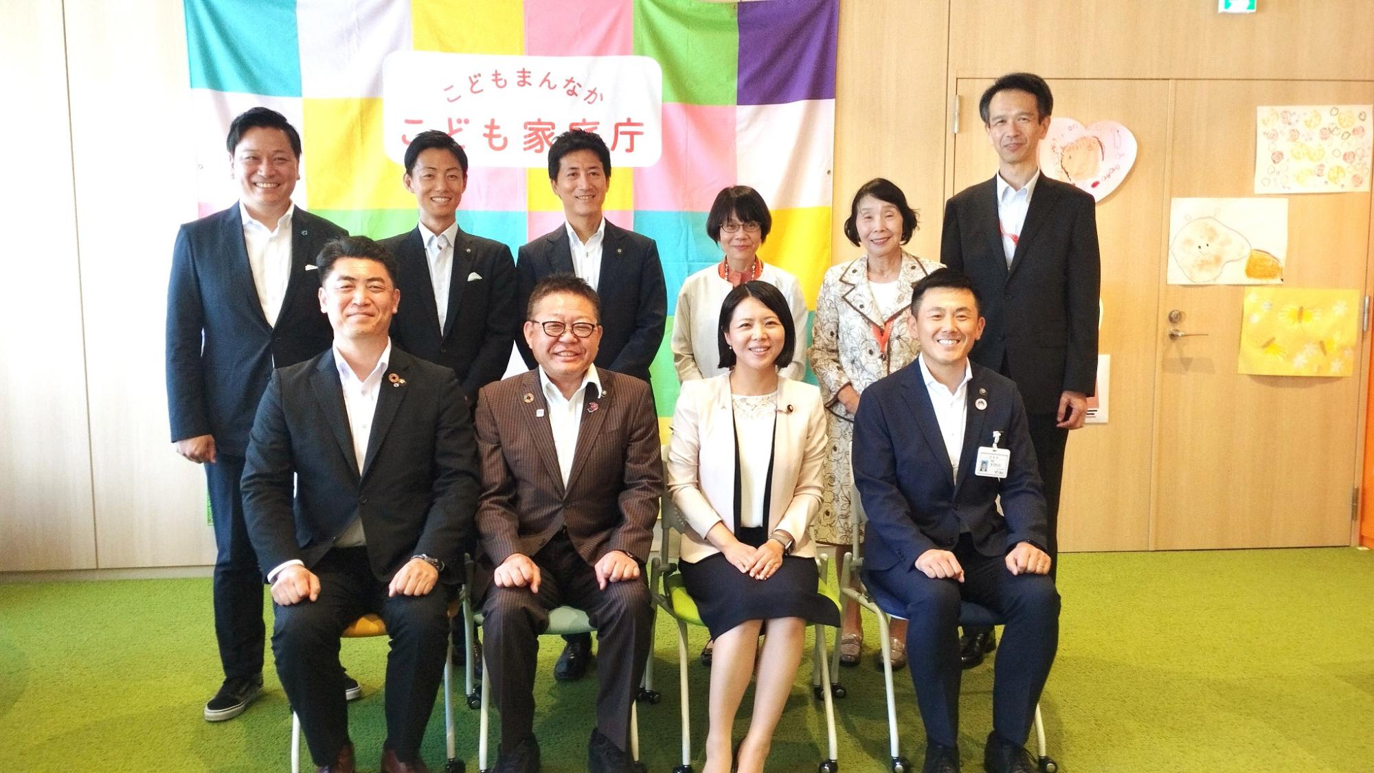 こども家庭庁と全国青年市長会の記念撮影