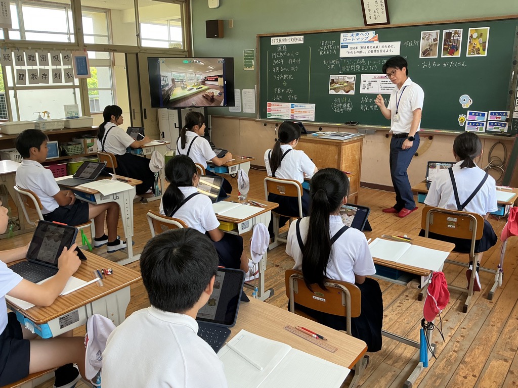 阿久根市まちづくりビジョン児童・生徒向け概要版を活用した授業に取り組む折多小の児童ら