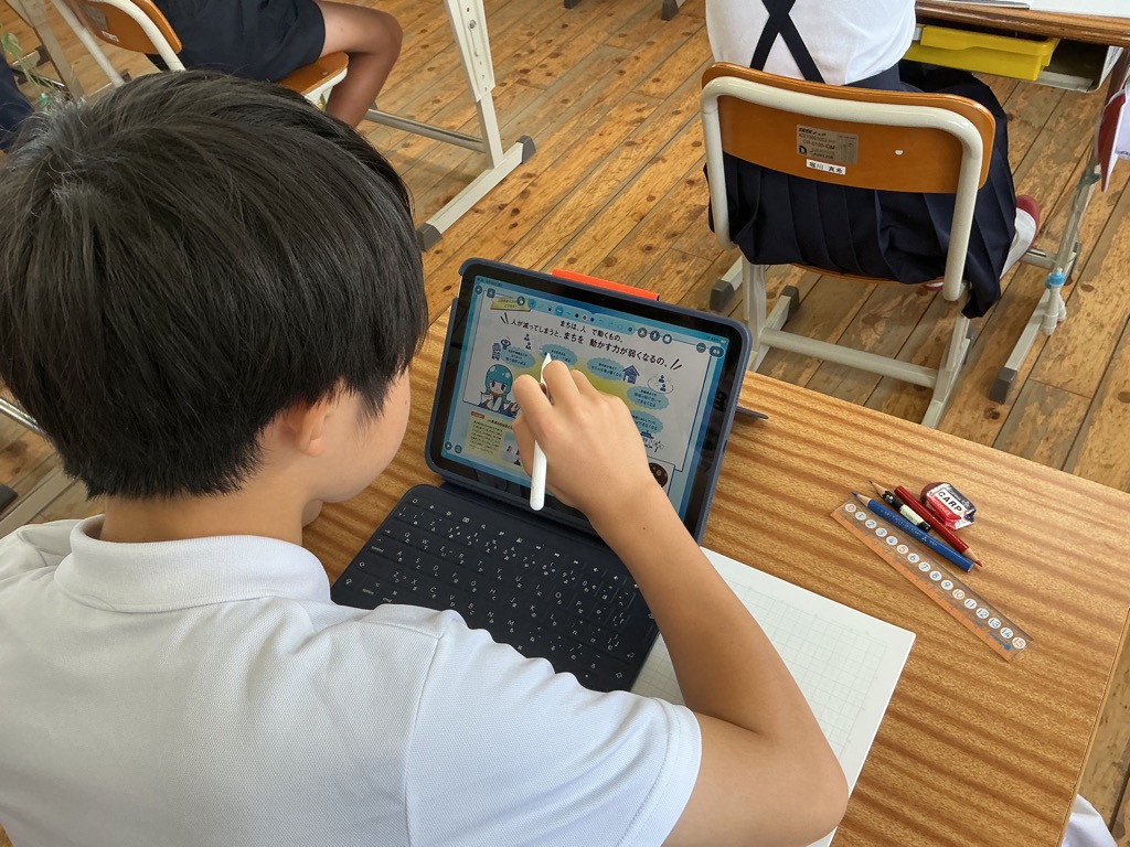 発表に向けてタブレットでまとめている児童