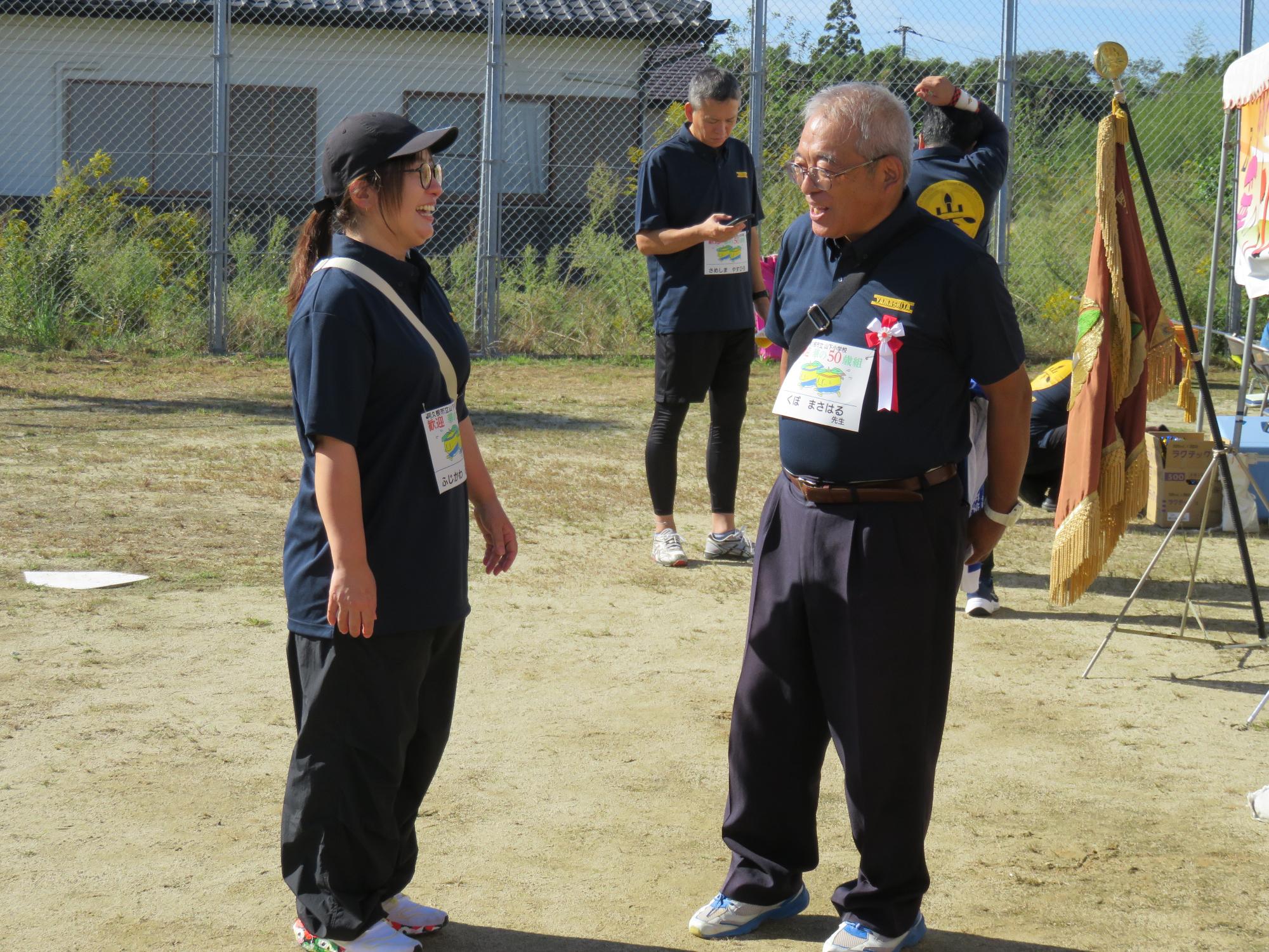当時の先生と楽しく会話をする参加者の写真