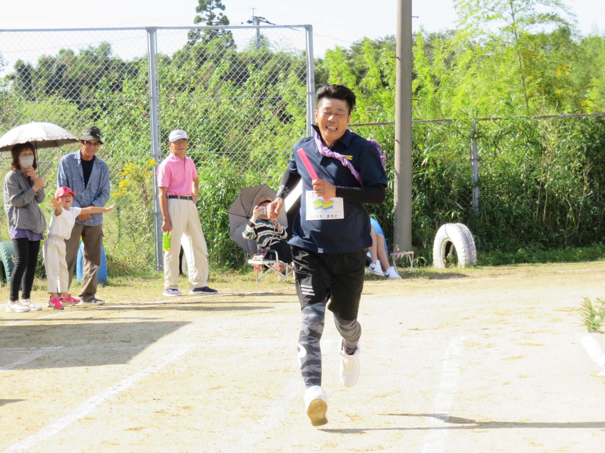 リレーで走る参加者の写真その2