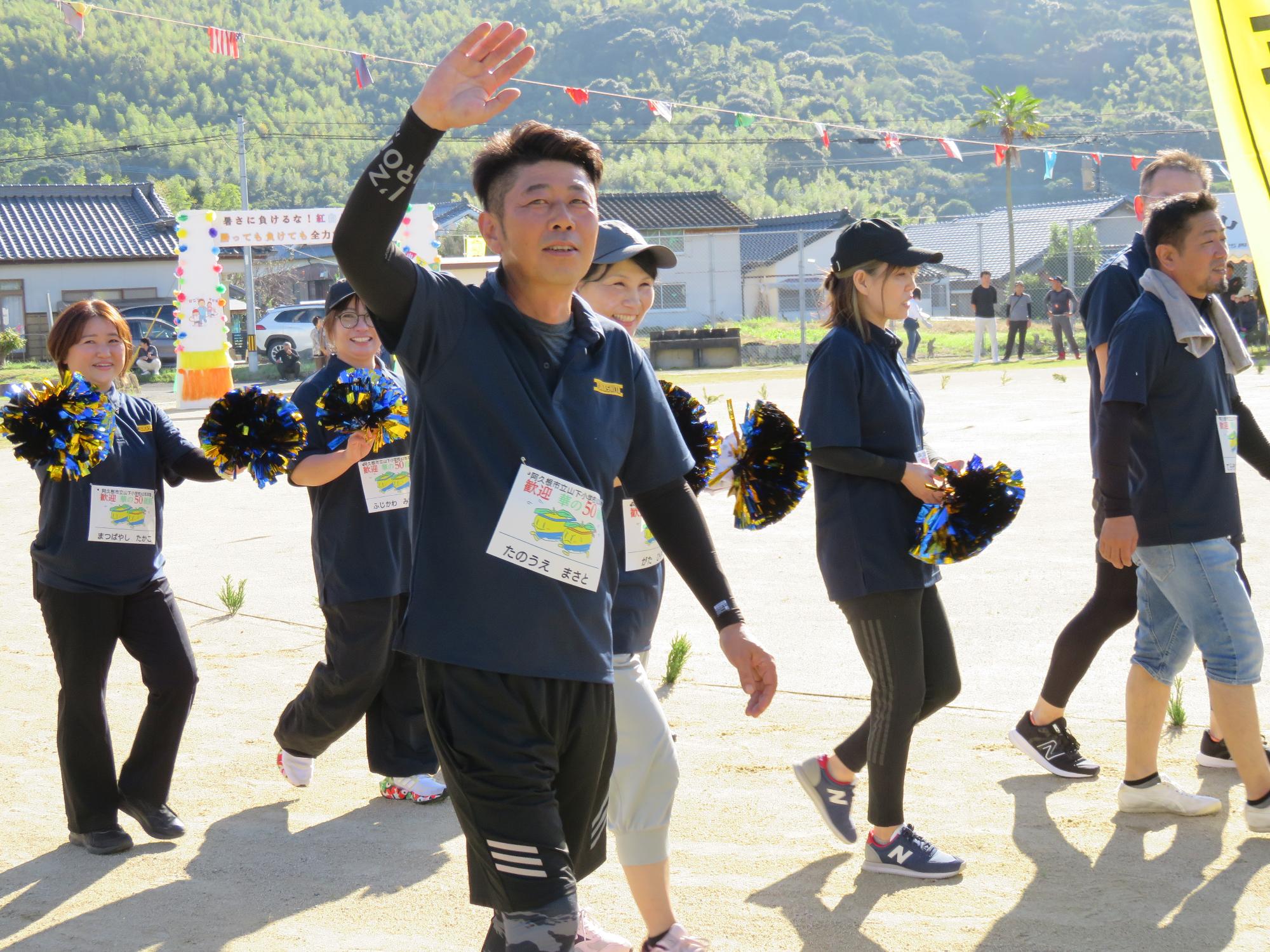 入場行進す山下小学校華の50歳組の写真