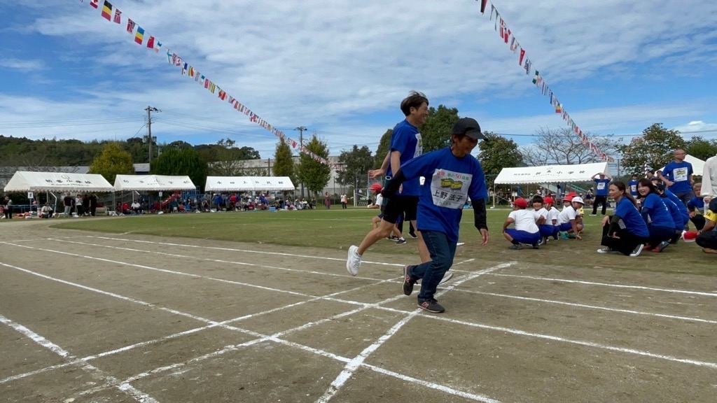 リレーを走る参加者の写真その1