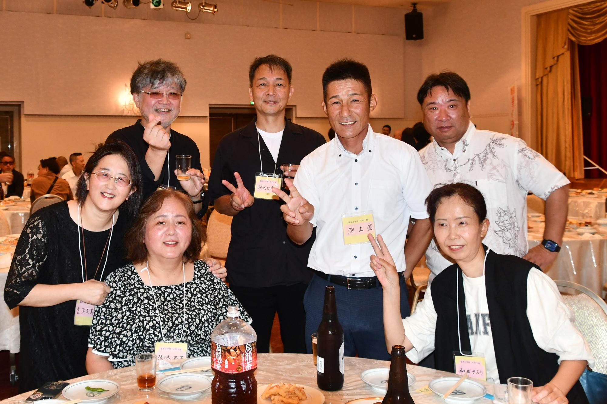脇本小出身の参加者たちの写真（テーブルを囲む7人の男女）