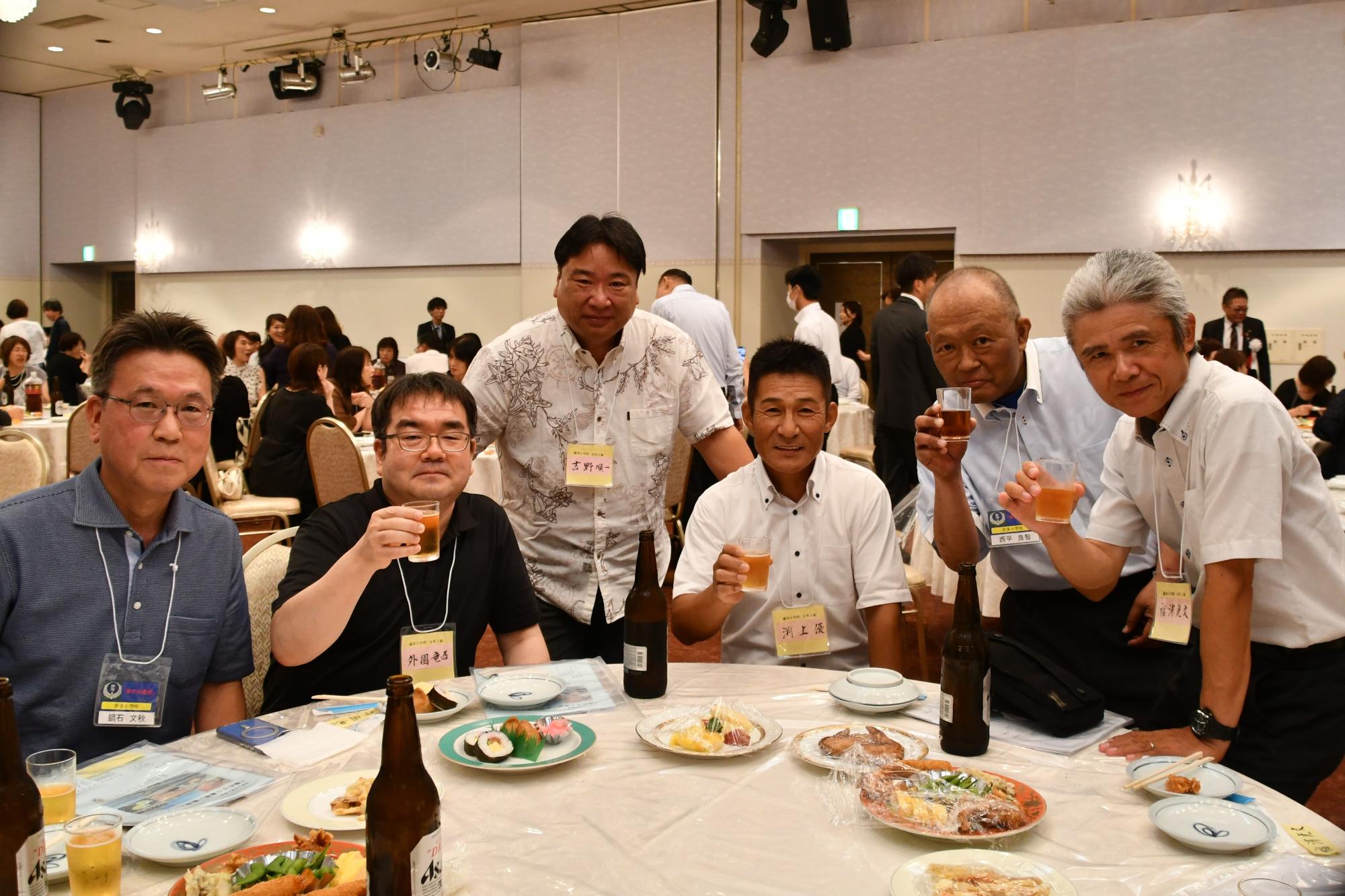 脇本小と折多小出身の参加者たちの写真（テーブルを囲む6人の男性）