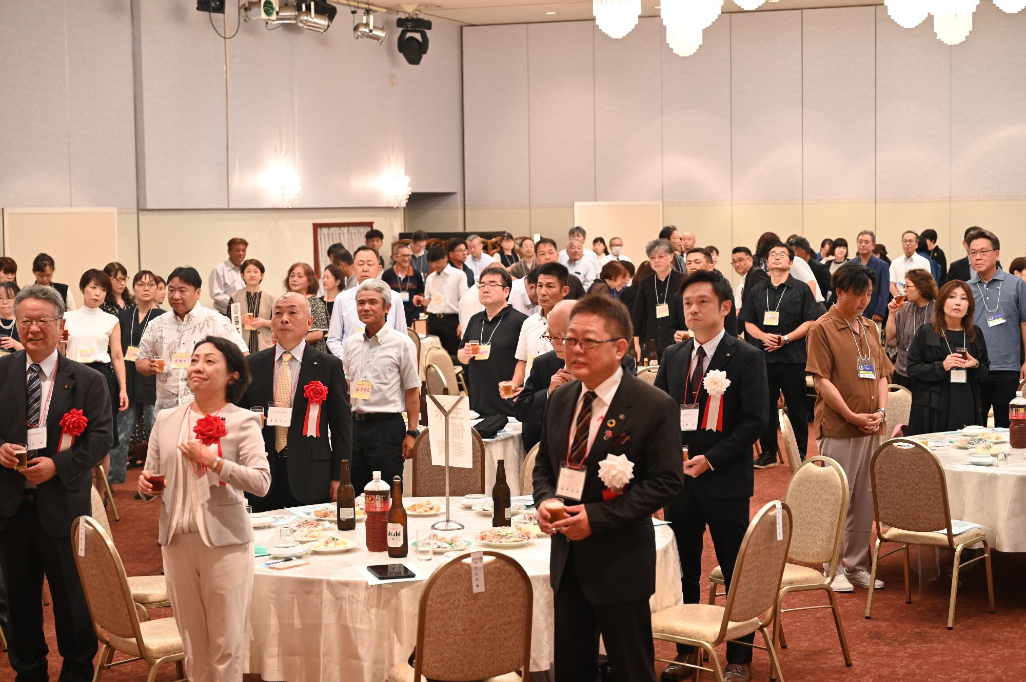 乾杯をする参加者たちの写真