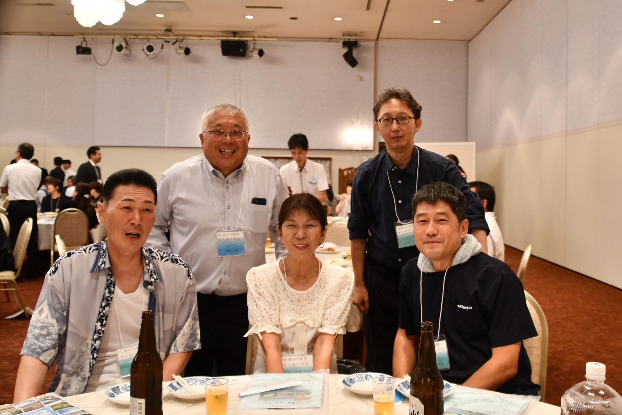 阿久根小出身の参加者たちの写真（テーブルを囲む5人の男女）
