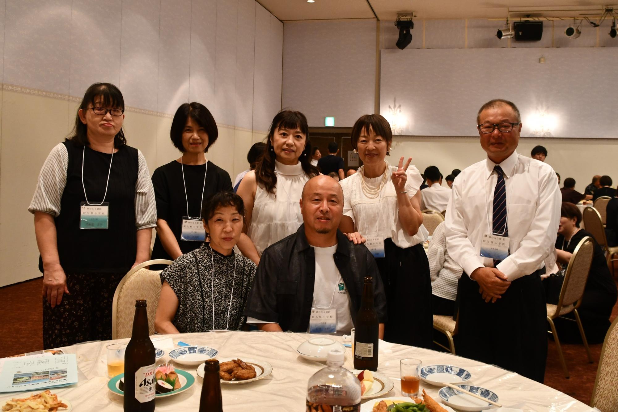 阿久根小出身の参加者たちの写真（テーブルを囲む7人の男女）