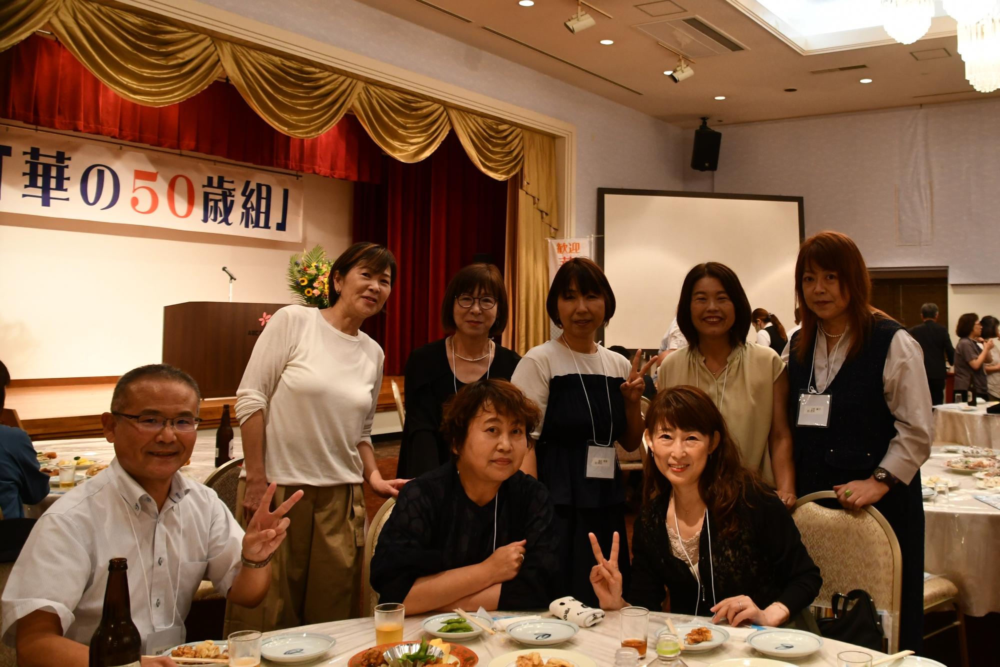 西目小出身の参加者たちの写真（テーブルを囲む8人の男女）