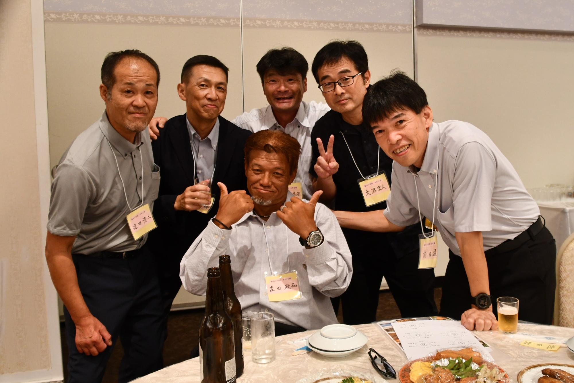 脇本小出身の参加者たちの写真（テーブルを囲む6人の男性）