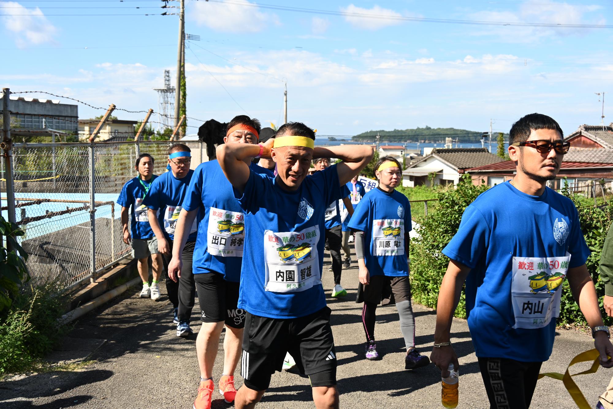 入場ゲートに向かう参加者の様子
