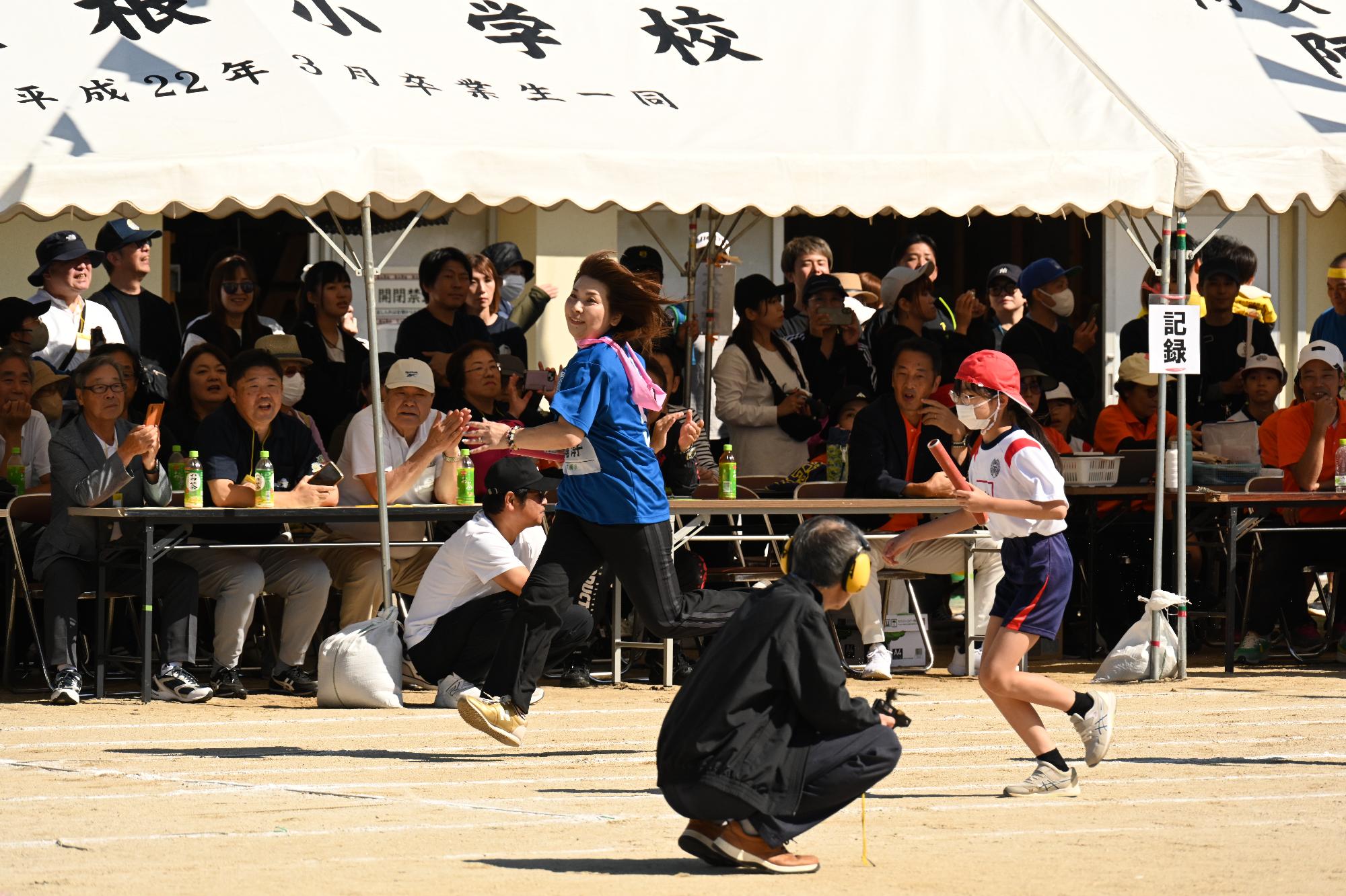 リレーで走る阿久根小学校華の50歳組の写真（その3）