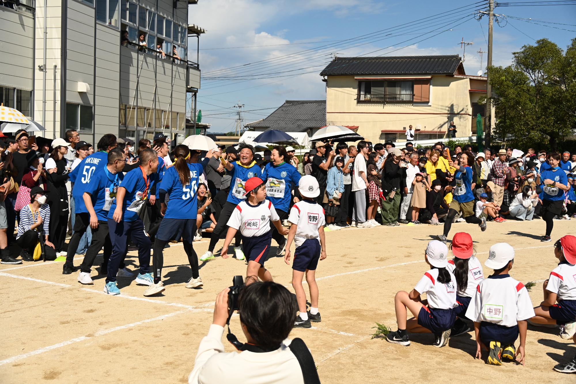 リレーで走る阿久根小学校華の50歳組の写真（その4）