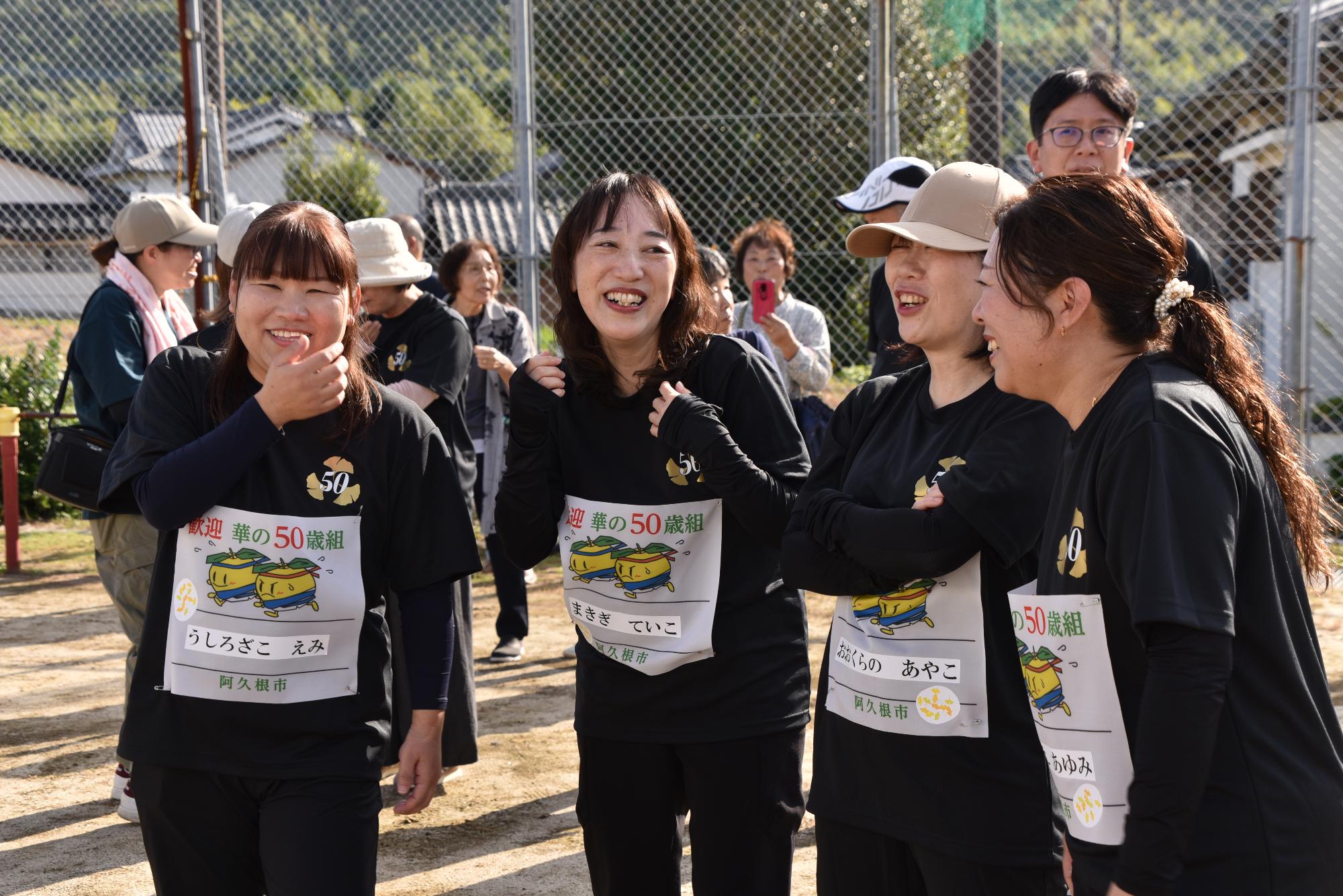 競技前に談笑をする4人組の女性の写真