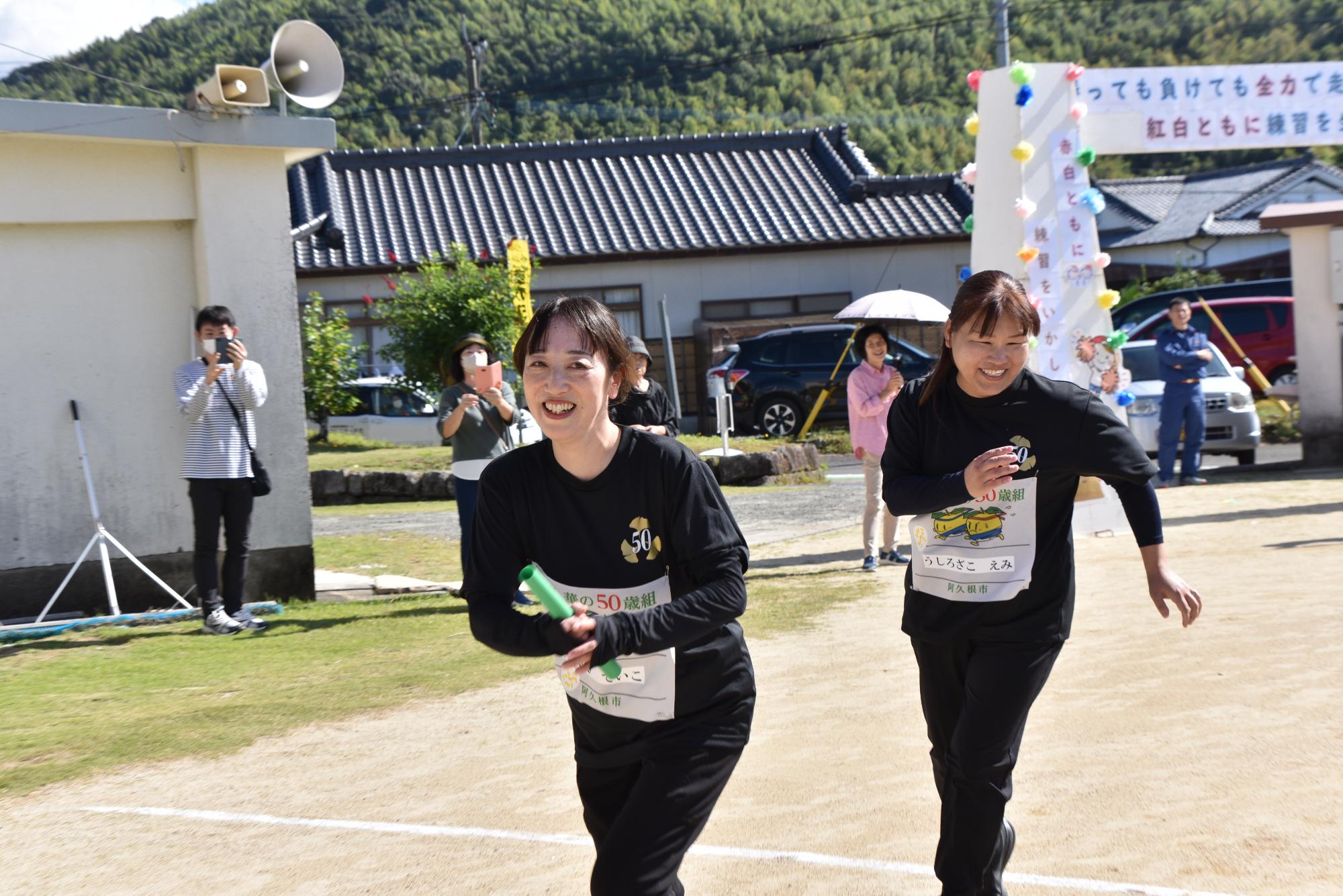 リレーで競い合う女性2人の参加者の写真