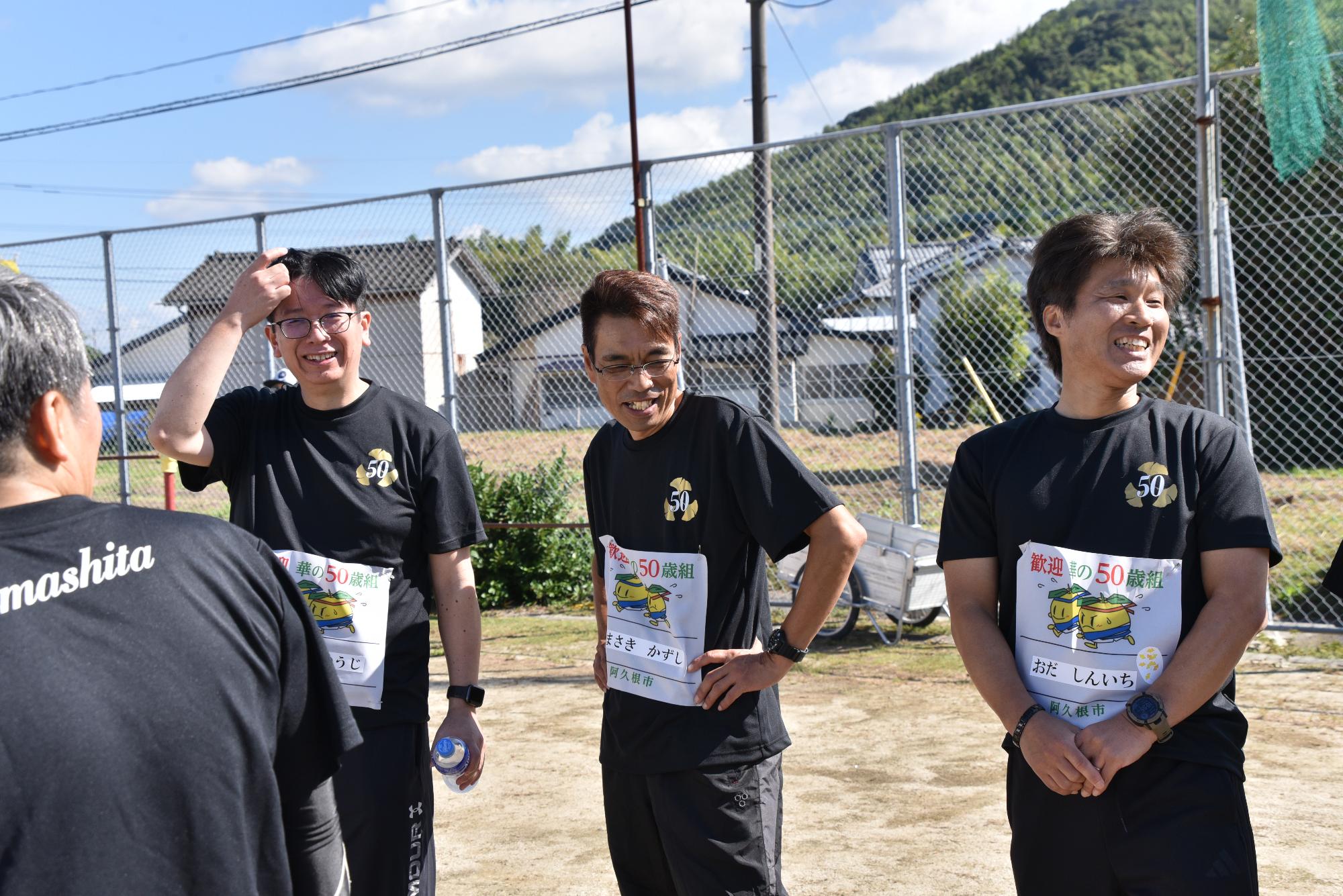 笑顔で談笑する参加者の写真