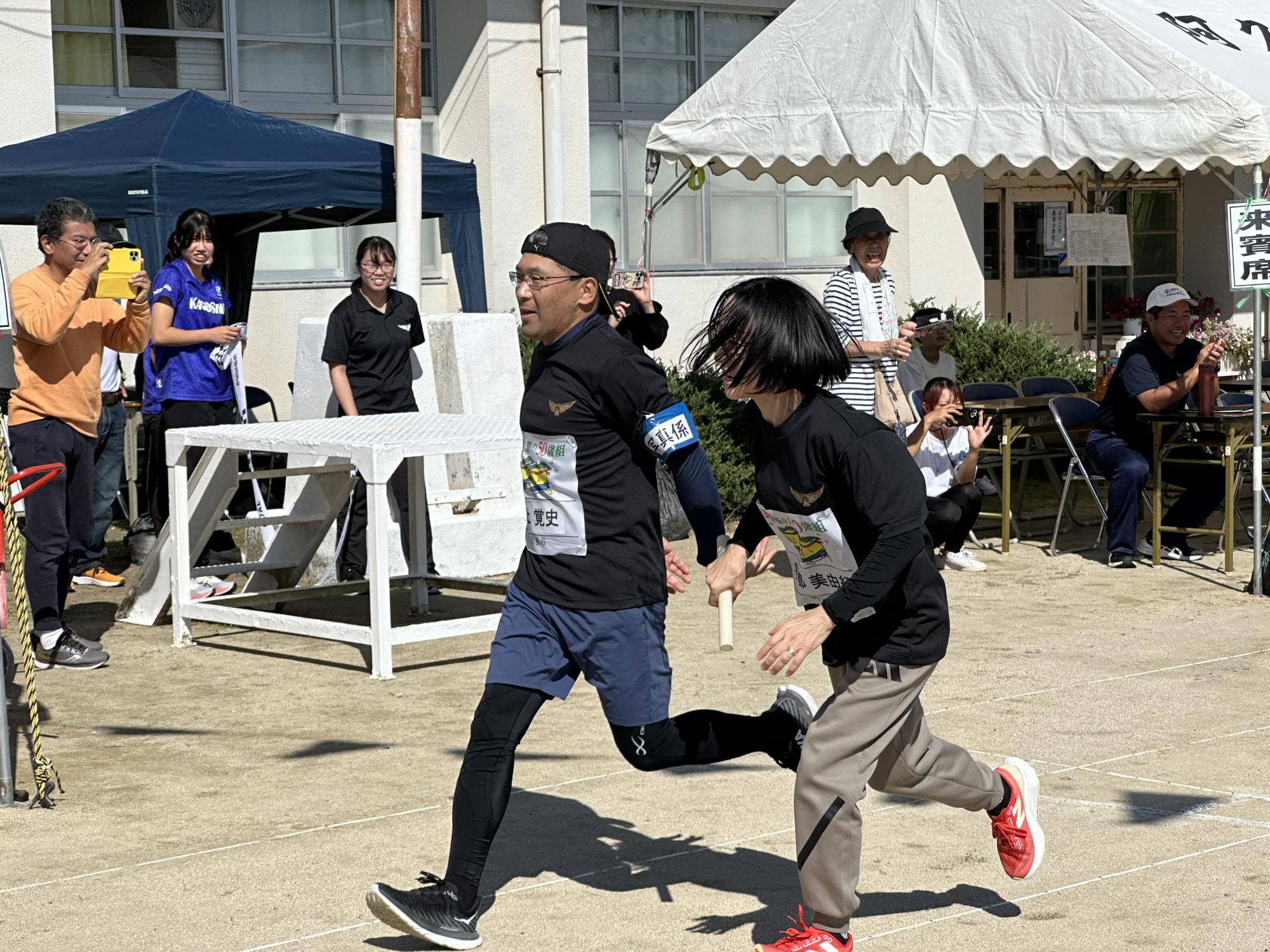 リレーでバトンをつなぐ参加者の写真（その4）