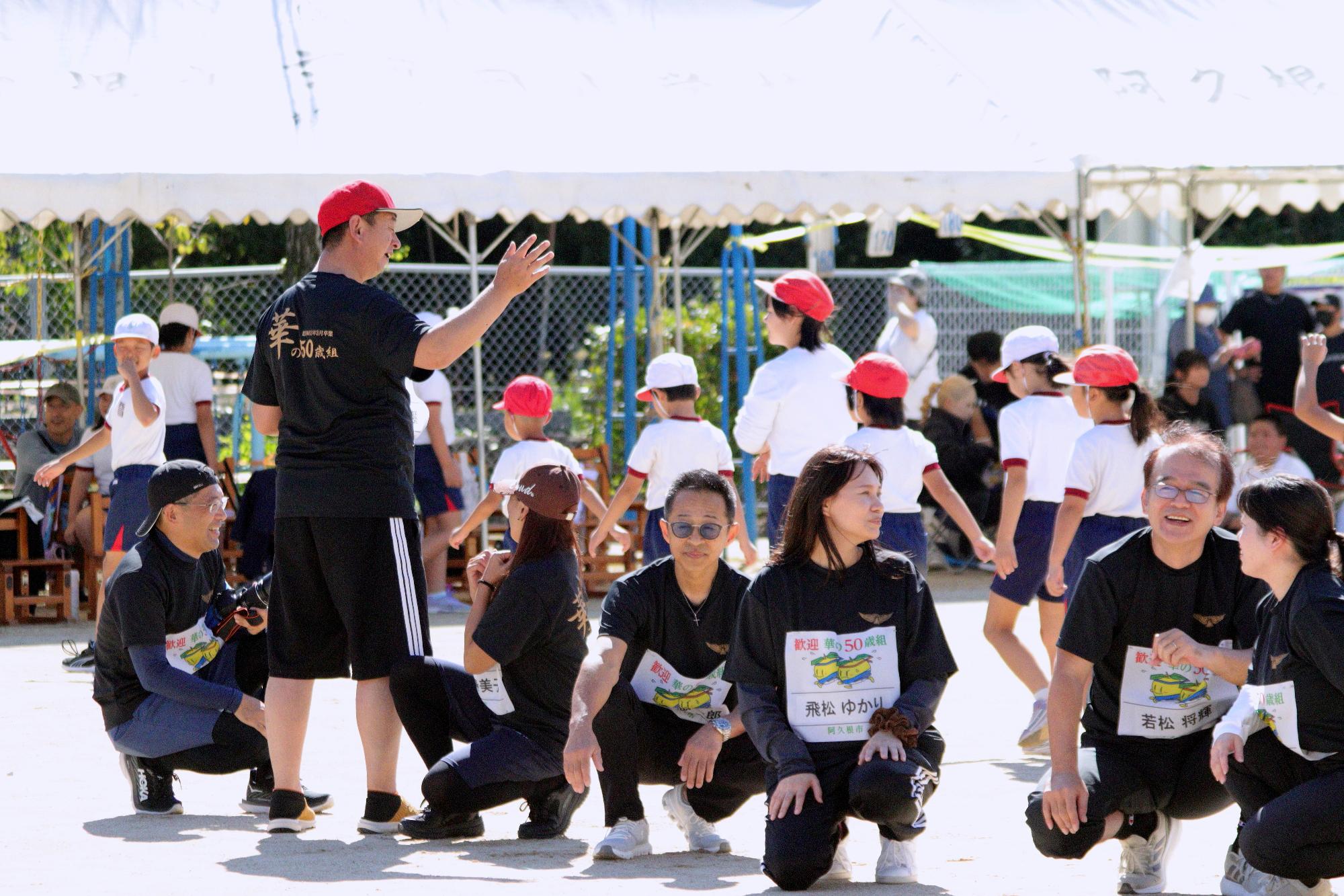 リレーで座って待機してリレーを見守る参加者の写真（その3）