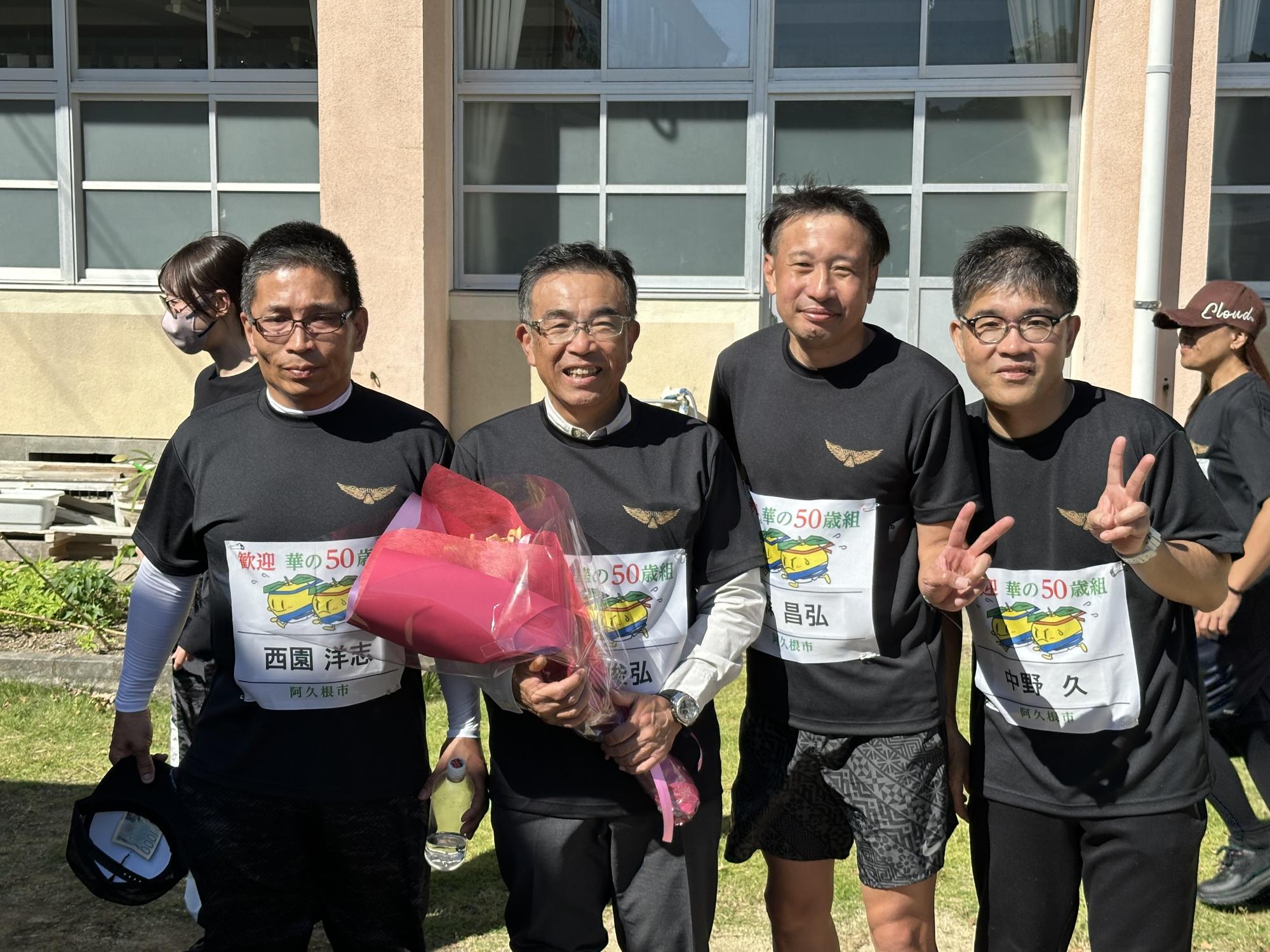 当時の先生と写真を撮る参加者の写真