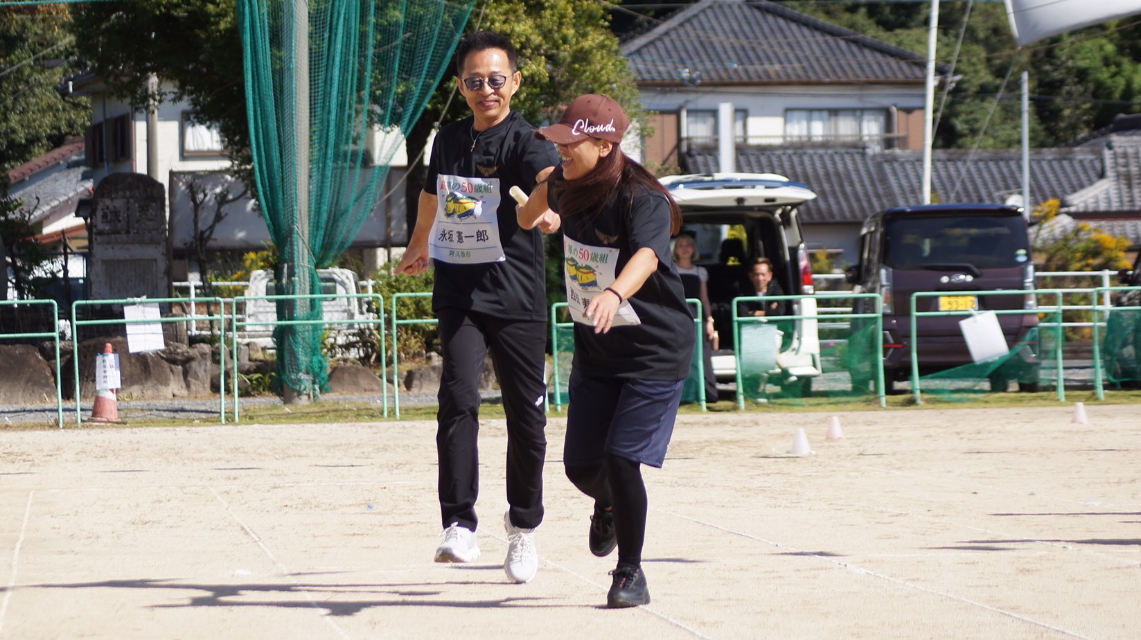 リレーでバトンをつなぐ参加者の写真（その2）