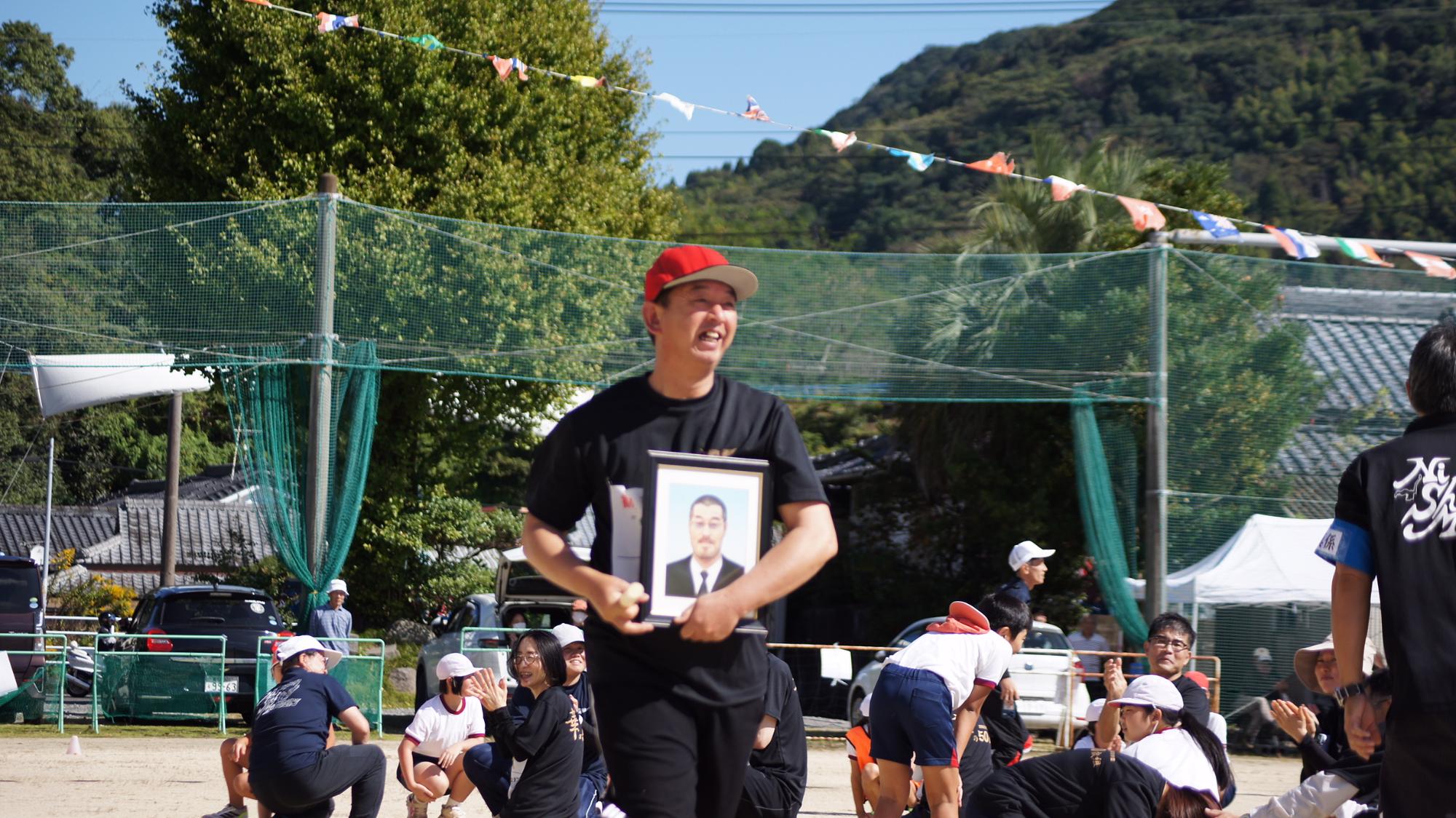 リレーで走る参加者の写真（その2）