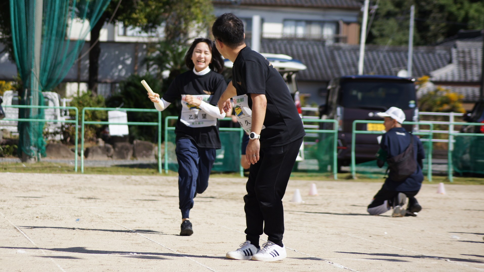 リレーでバトンをつなぐ参加者の写真（その3）