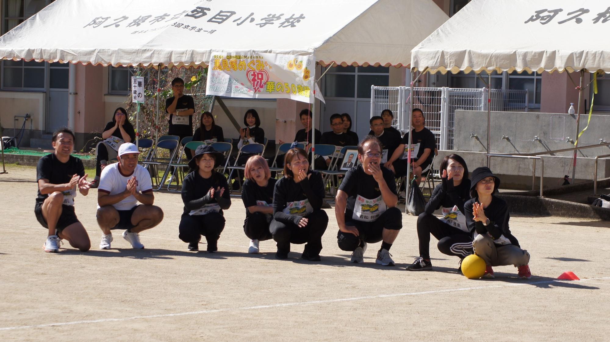 リレーで座って待機してリレーを見守る参加者の写真（その1）