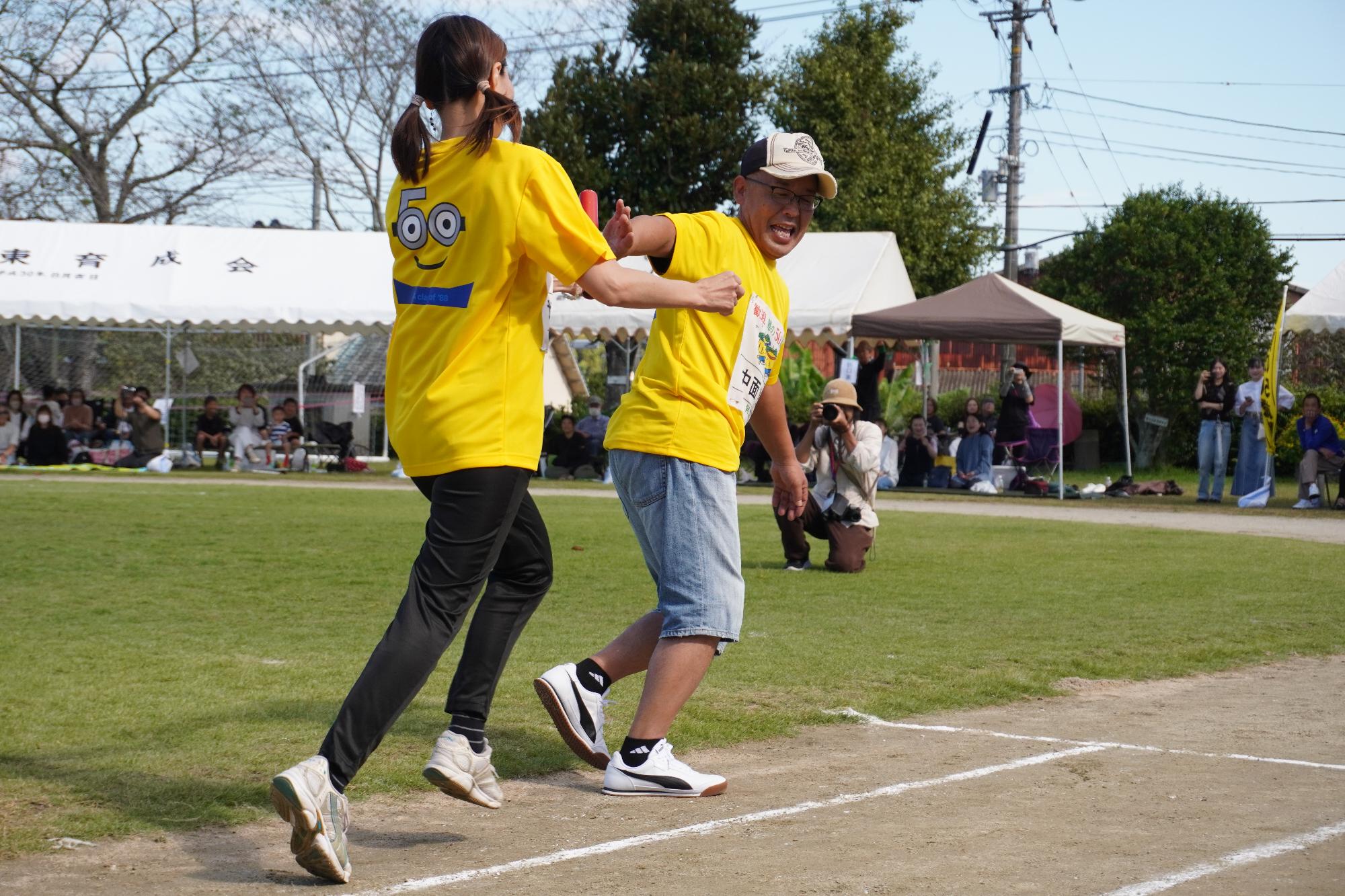 リレーでバトンをつなぐ参加者の写真（その1）