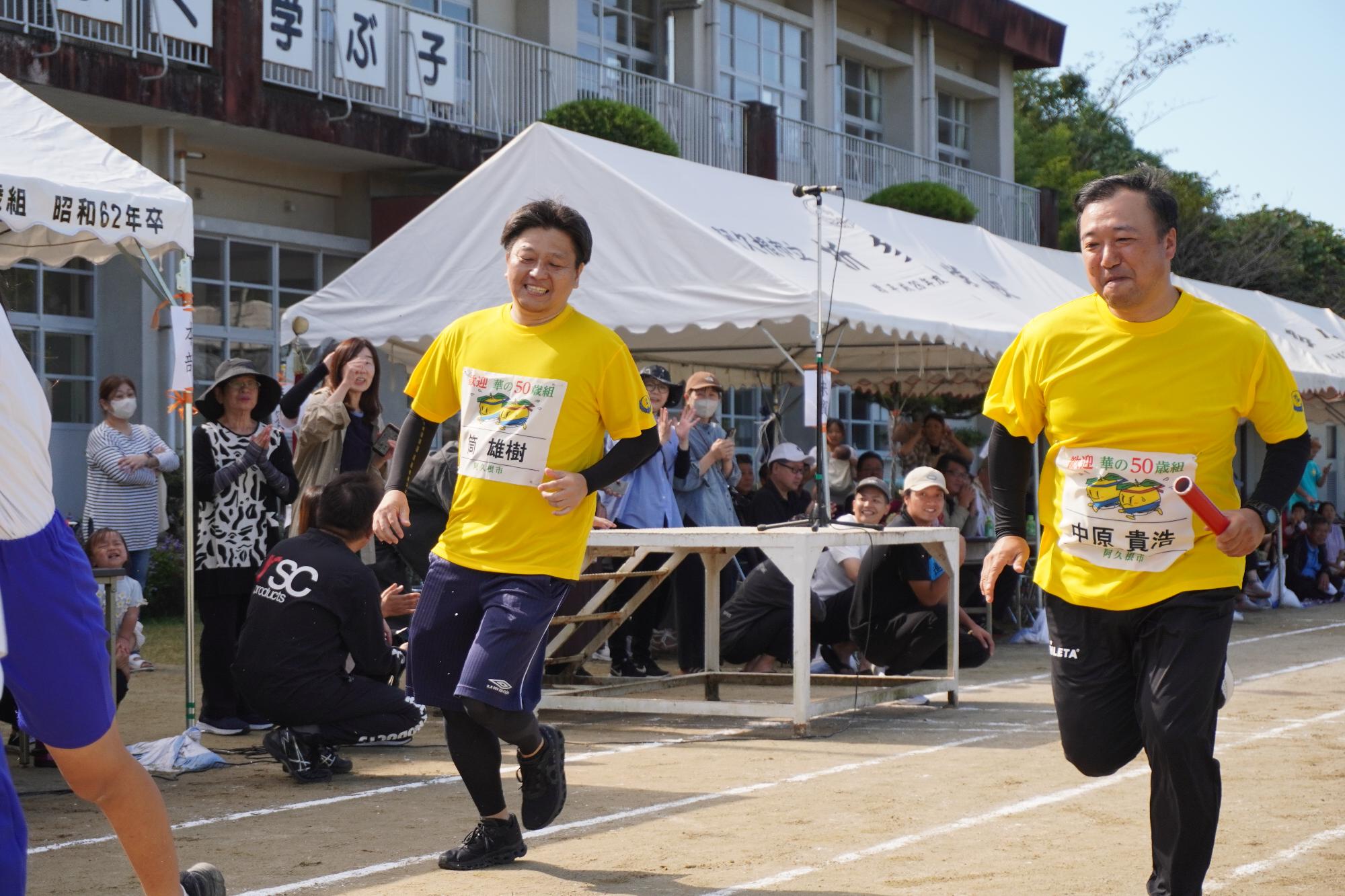 リレーでバトンをつなぐ参加者の写真（その3）