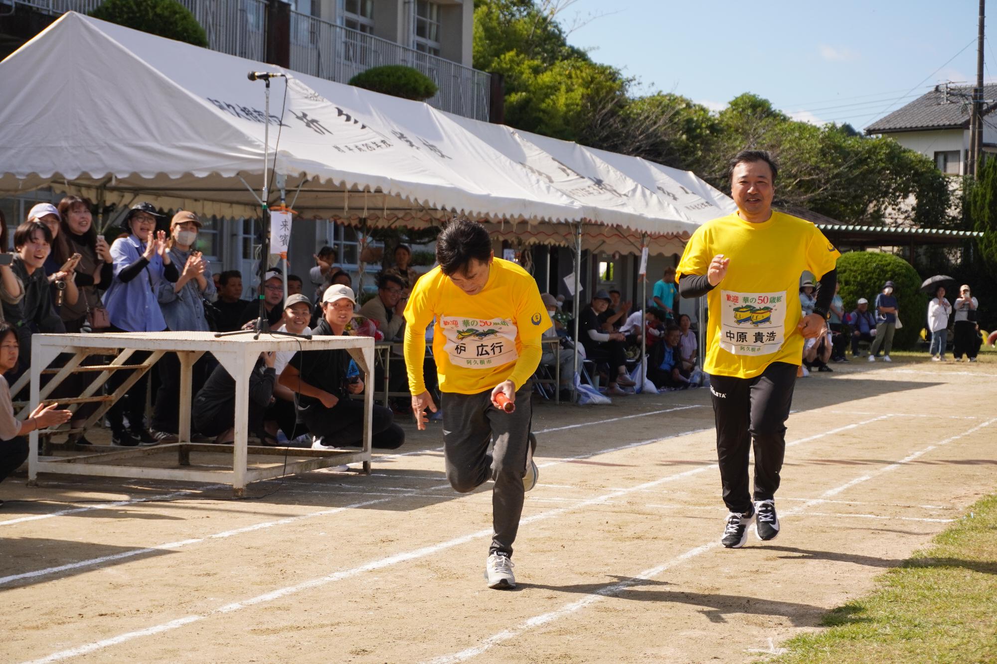 リレーでバトンをつなぐ参加者の写真（その4）