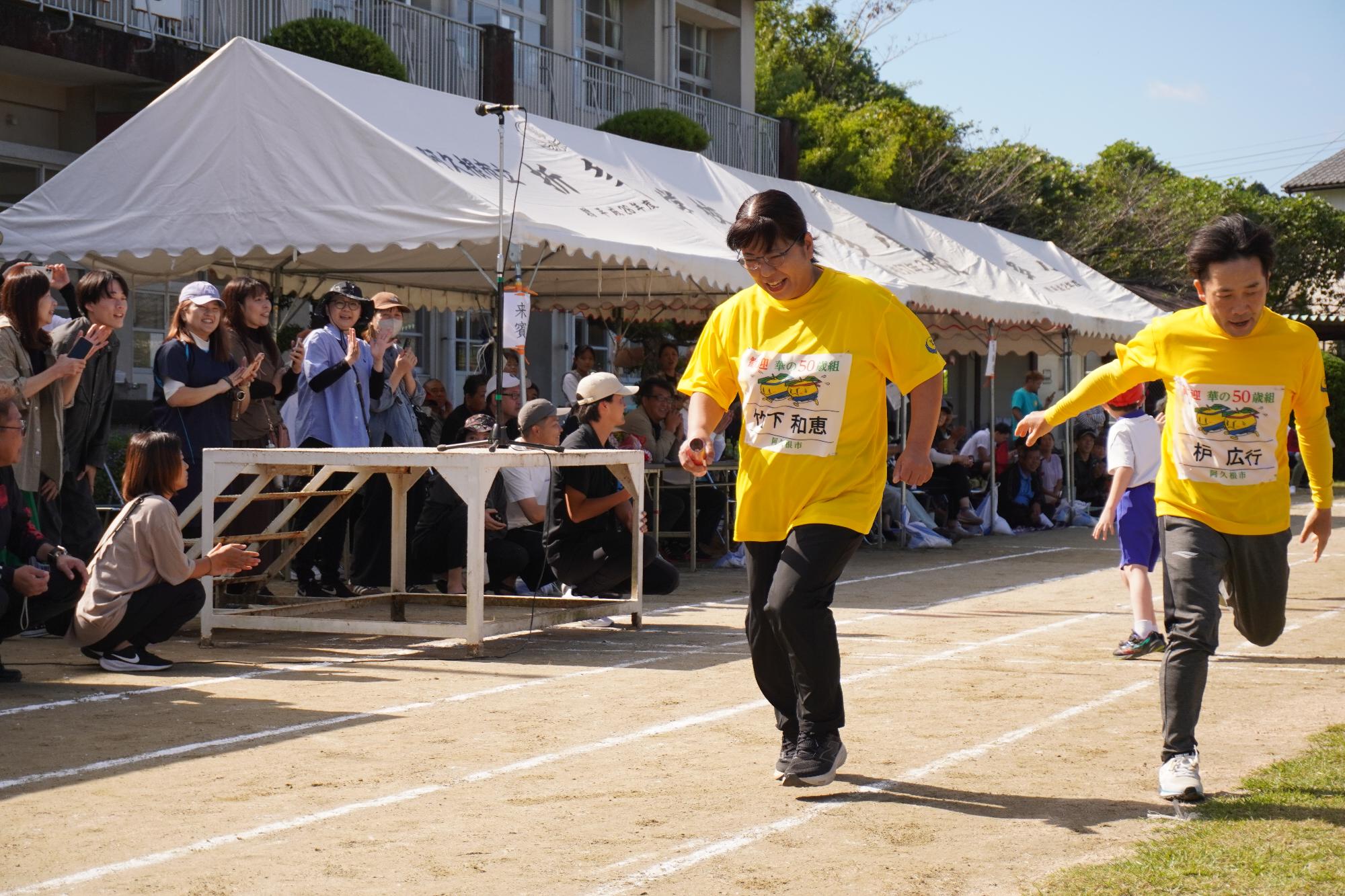 リレーでバトンをつなぐ参加者の写真（その5）