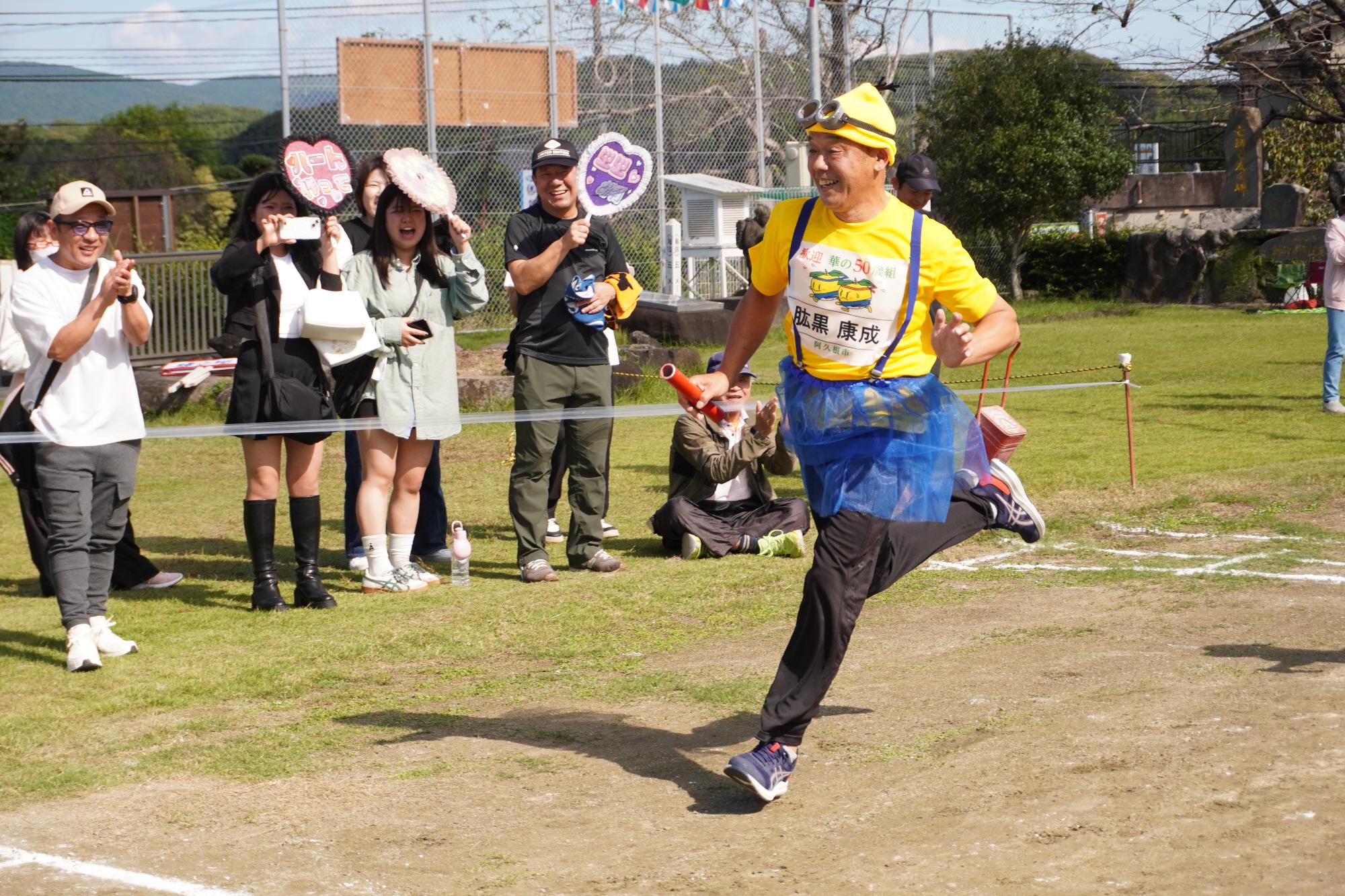 リレーで走る参加者の写真（その1）