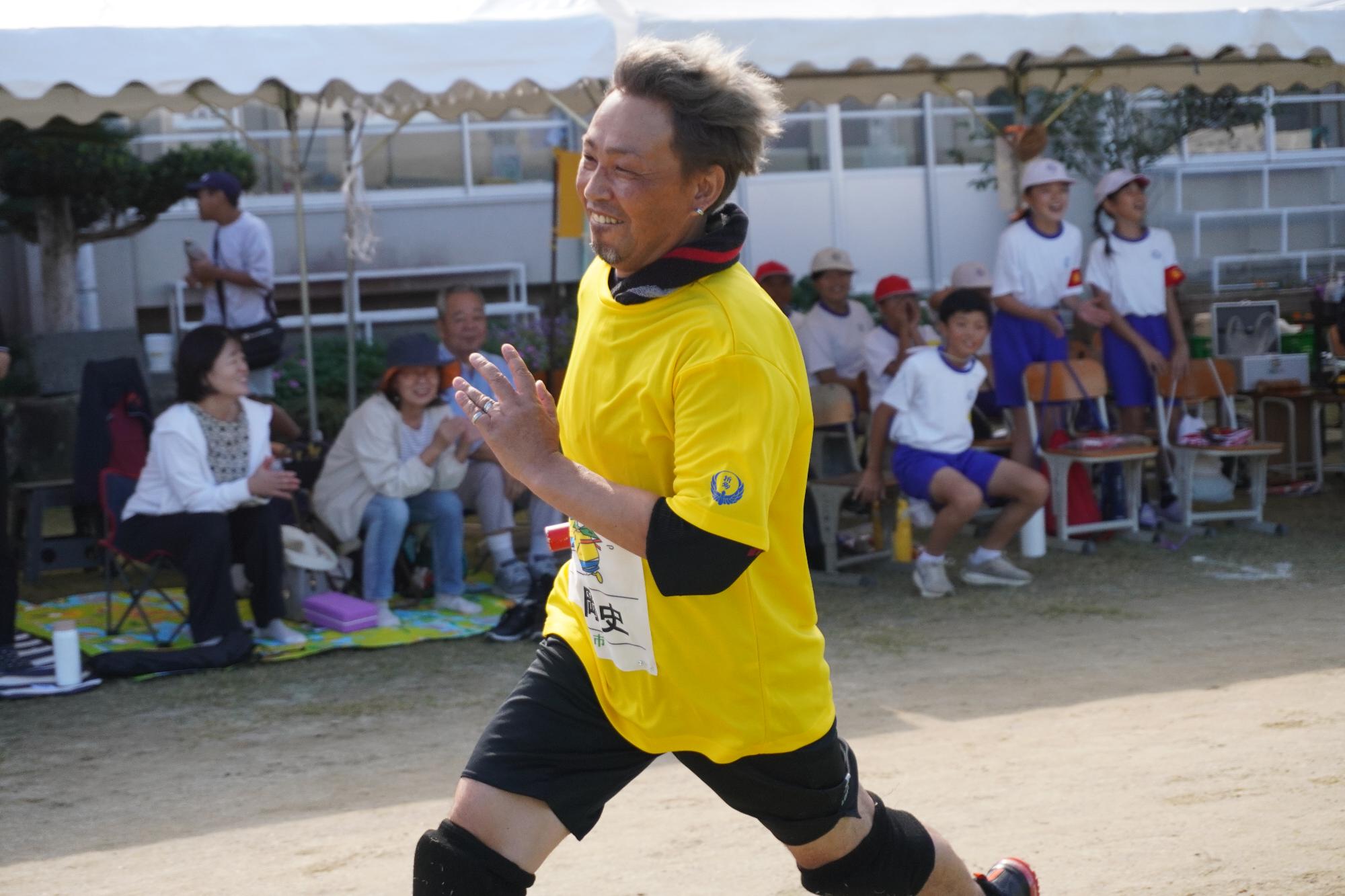 リレーで走る参加者の写真（その2）