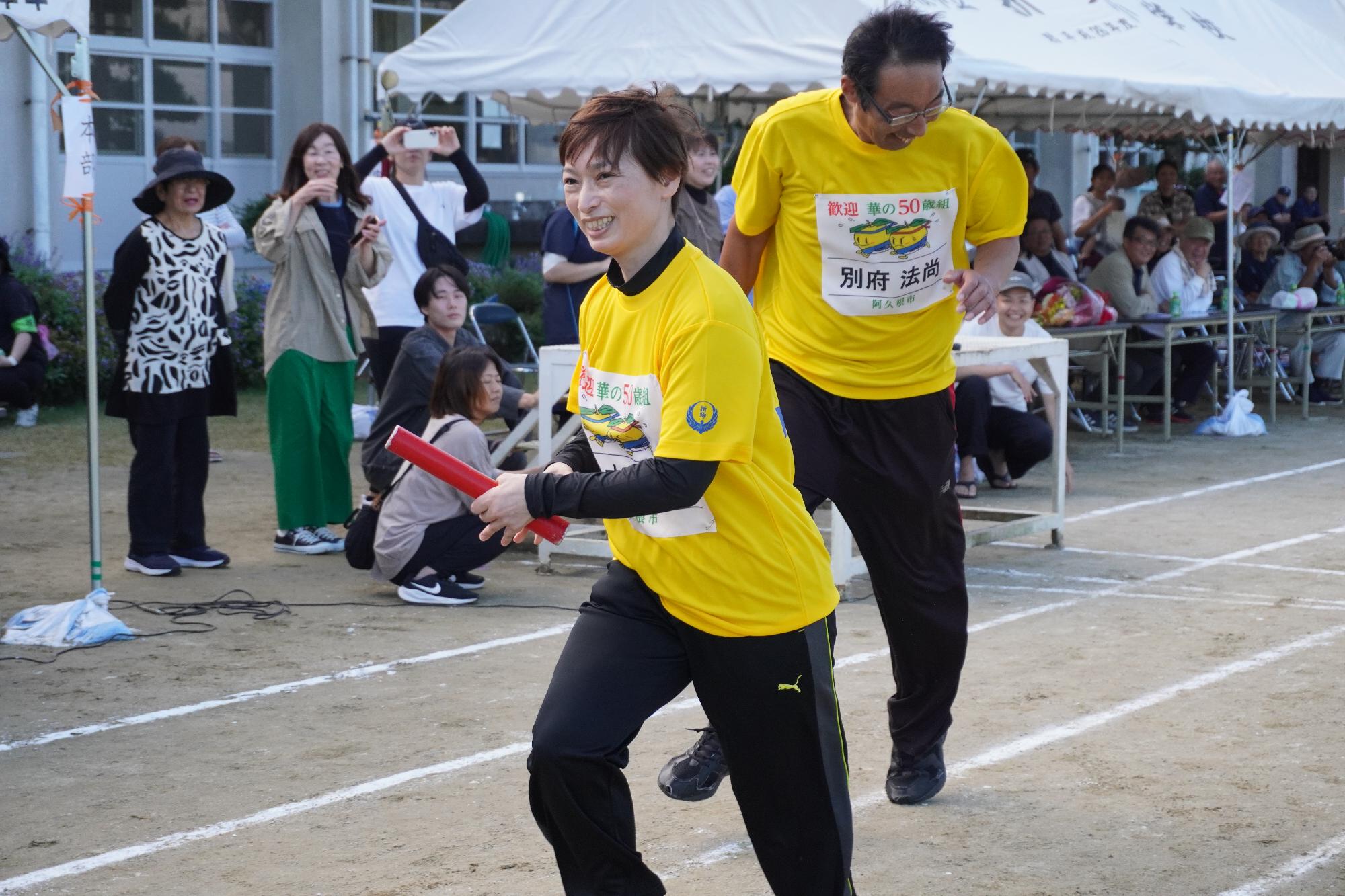 リレーでバトンをつなぐ参加者の写真（その6）