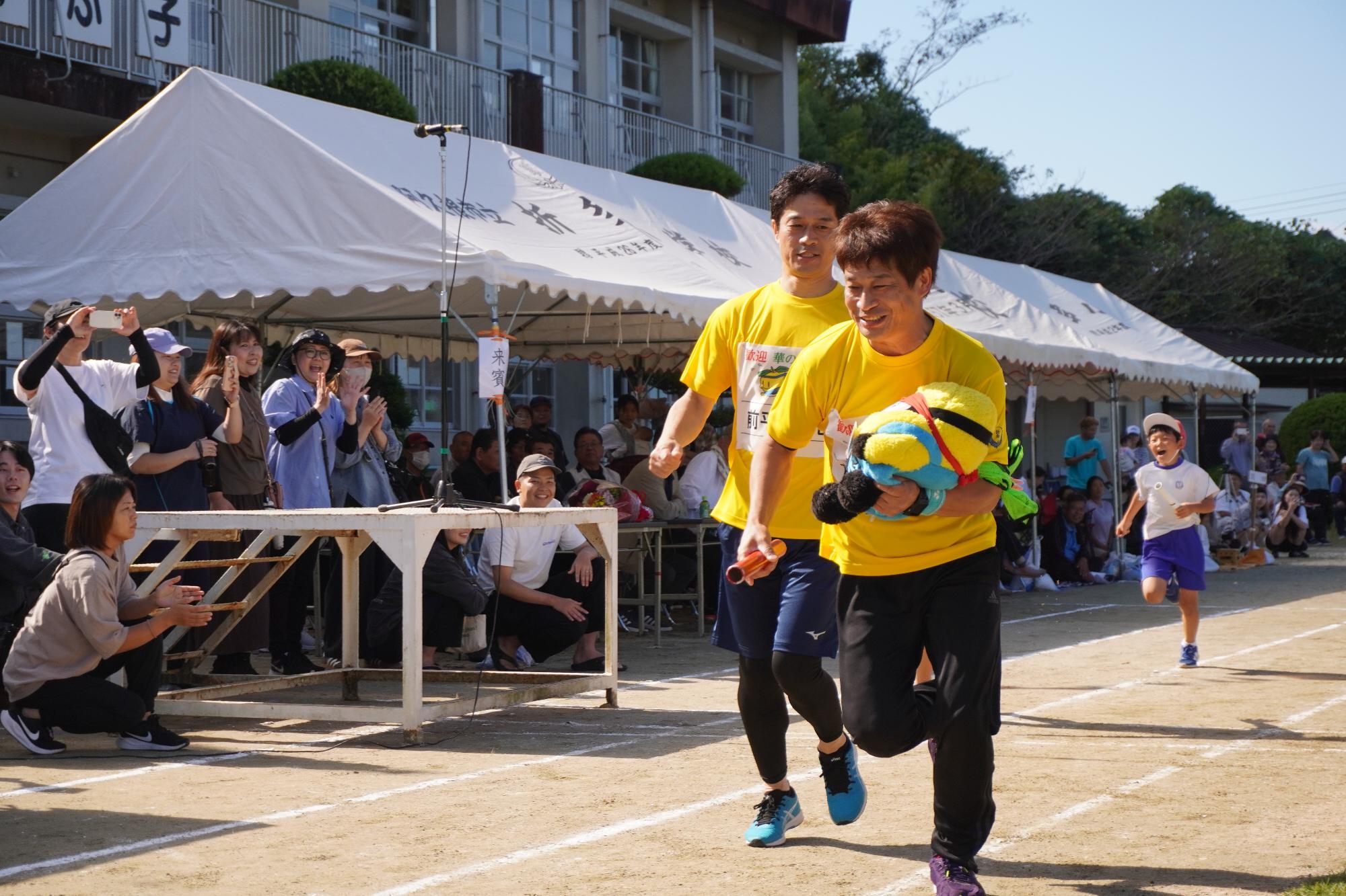 リレーでバトンをつなぐ参加者の写真（その7）