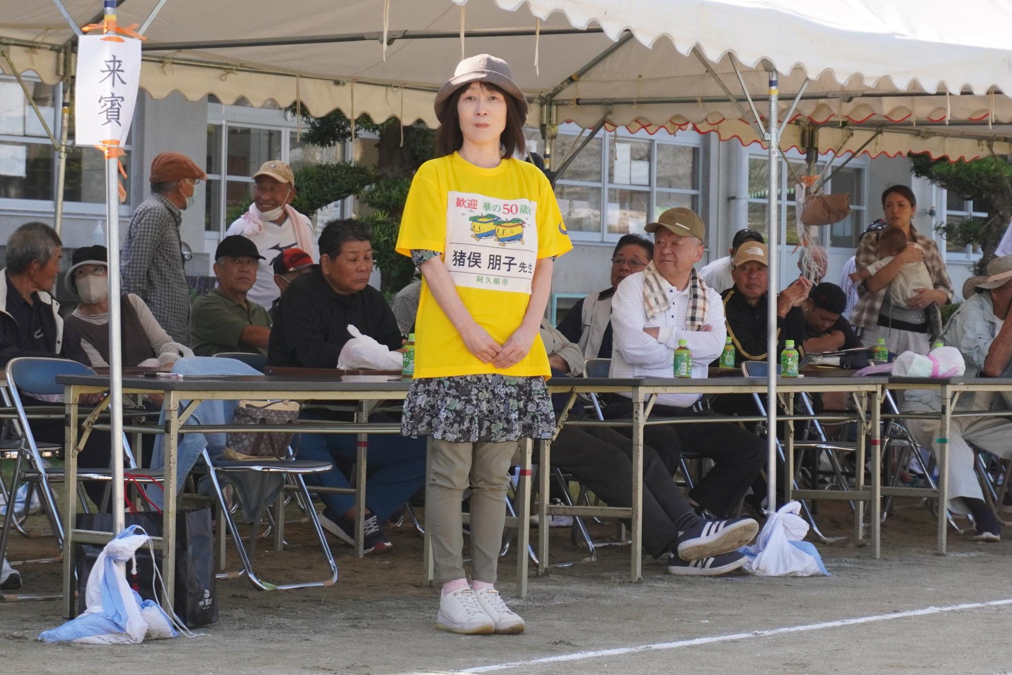 テント前に立つ当時の先生の写真